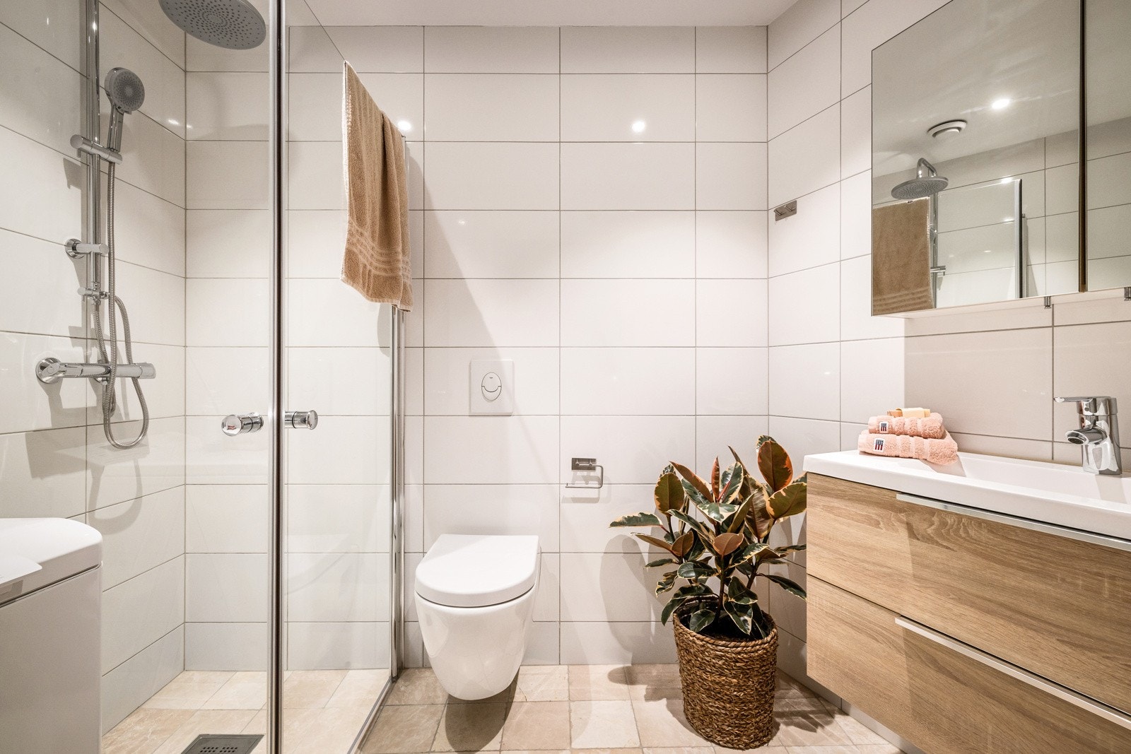 - Helfliset bad med opplegg til vaskemaskin - Galleribilde