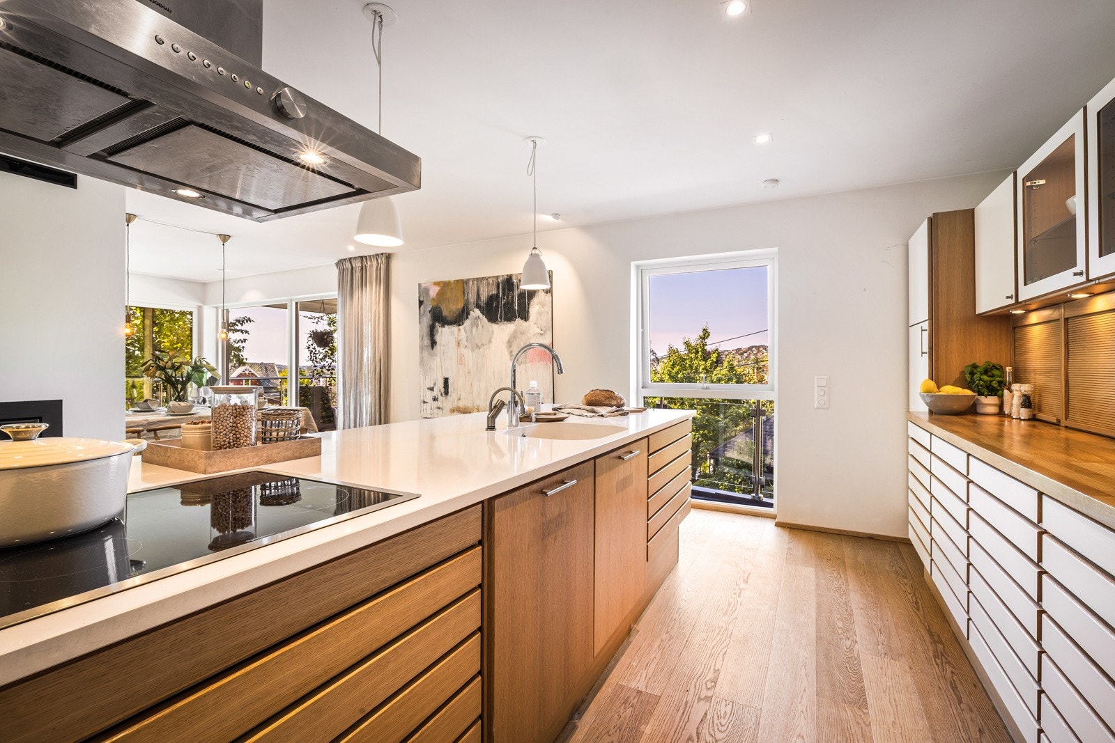 - Stort vindu ved kjøkken som gjør at man kan lage mat samtidig som man kan se ut over nærområdet - Galleribilde