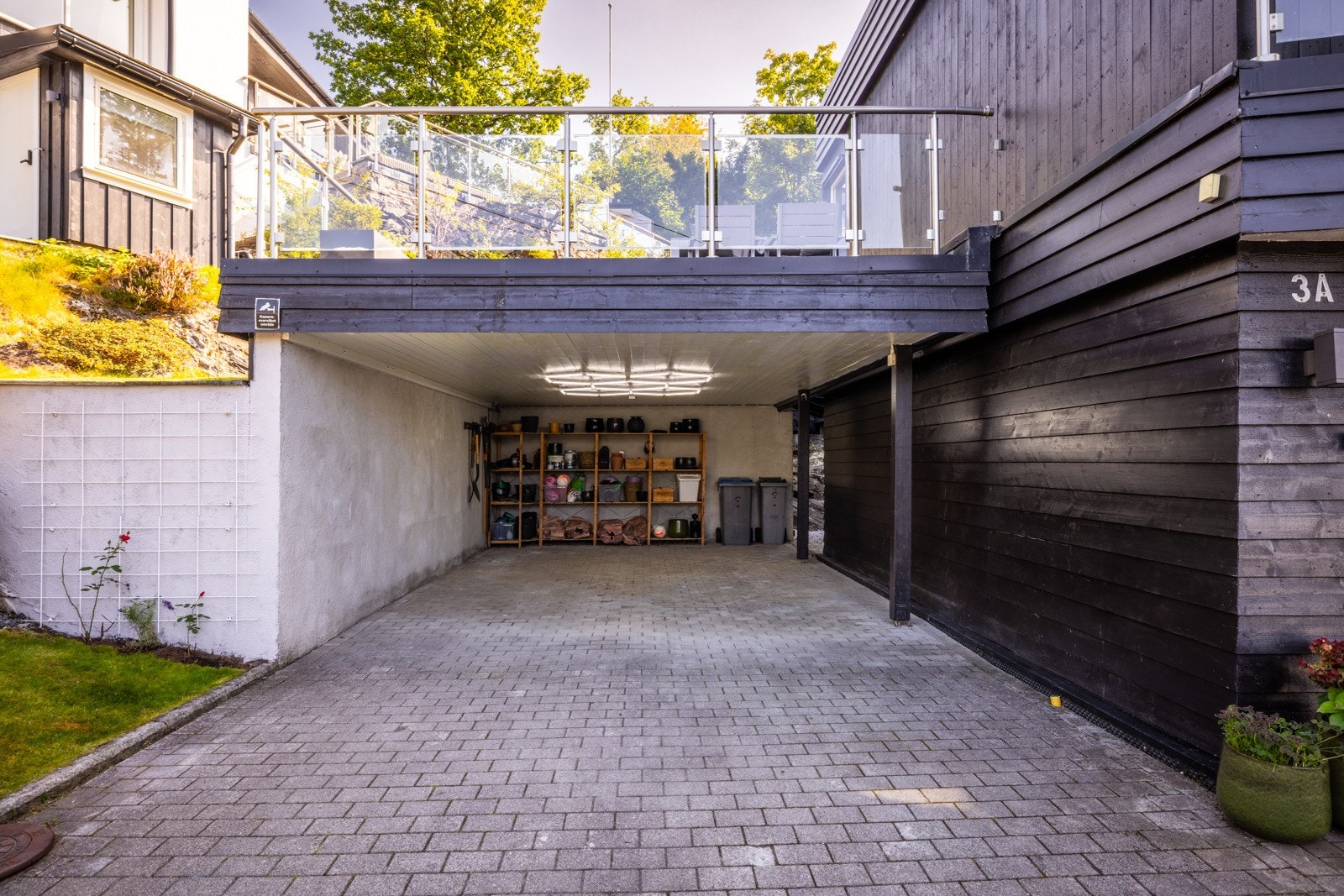 - Carport. Det er varmekabler fra carport til veien - Galleribilde