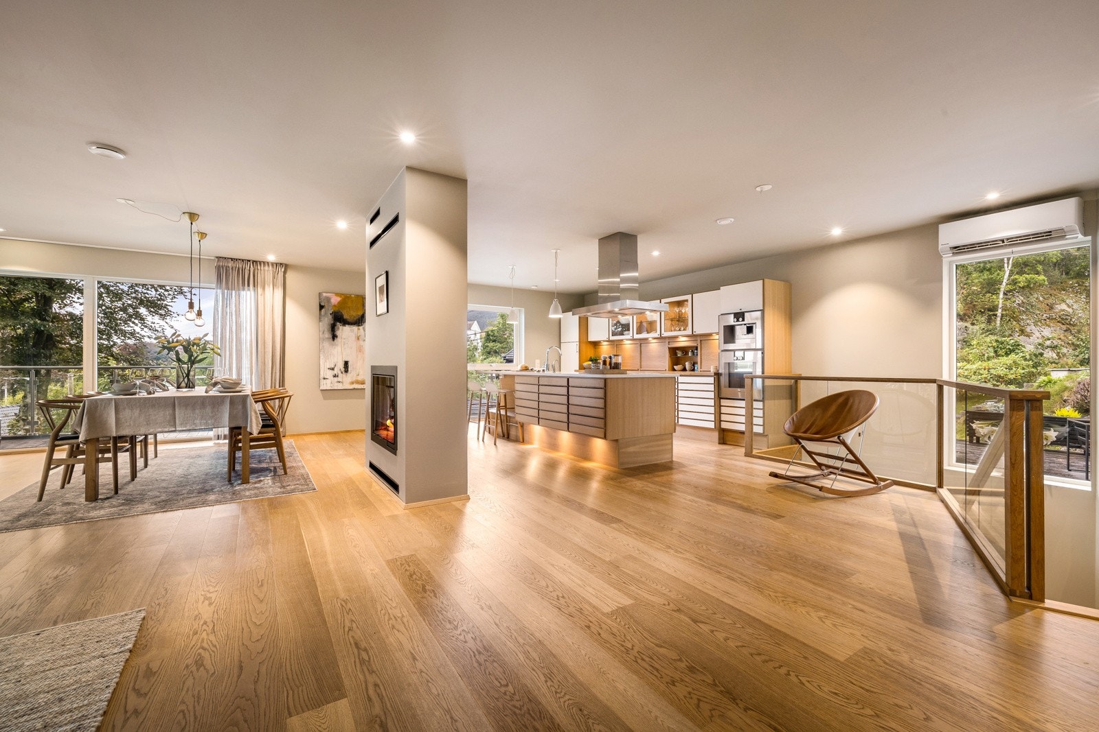 - Ny varmepumpe over trapp fra Nevy Varmepumpe AS montert mai 2025 - Galleribilde