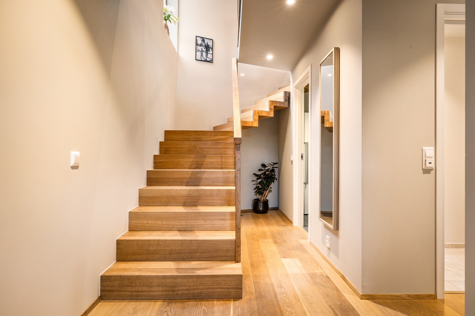 - Trapp ned til første etasje. Hele 1.etasje har varmekabler i gulv - Galleribilde