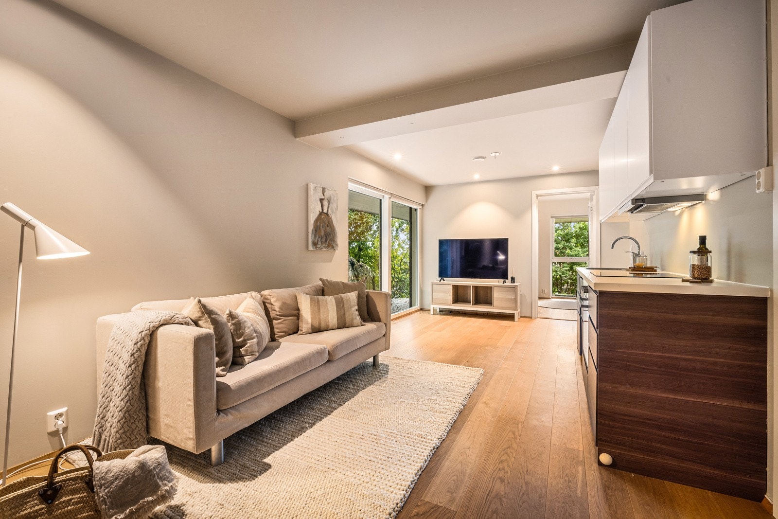 - Stue og kjøkken utgjør 22 kvm. Perfekt med flere oppholdsrom i boligen for stor familie - Galleribilde