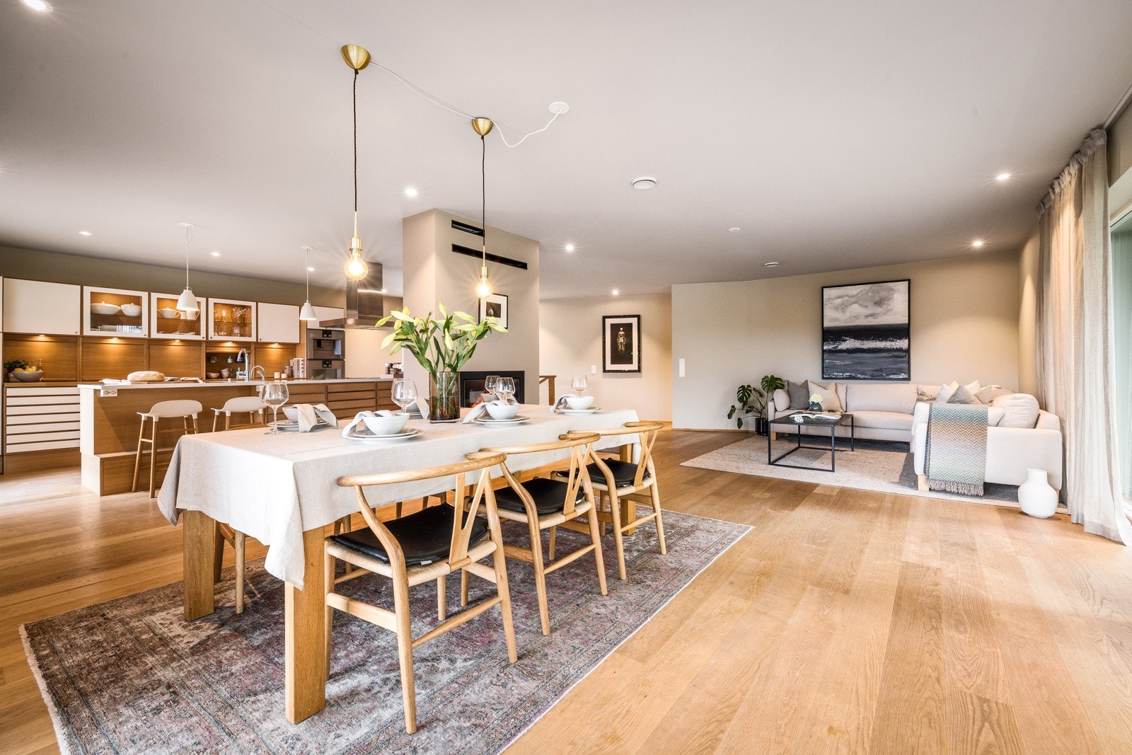 - Stuen er på hele 71 kvm og kan enkelt innredes med flere soner - Galleribilde