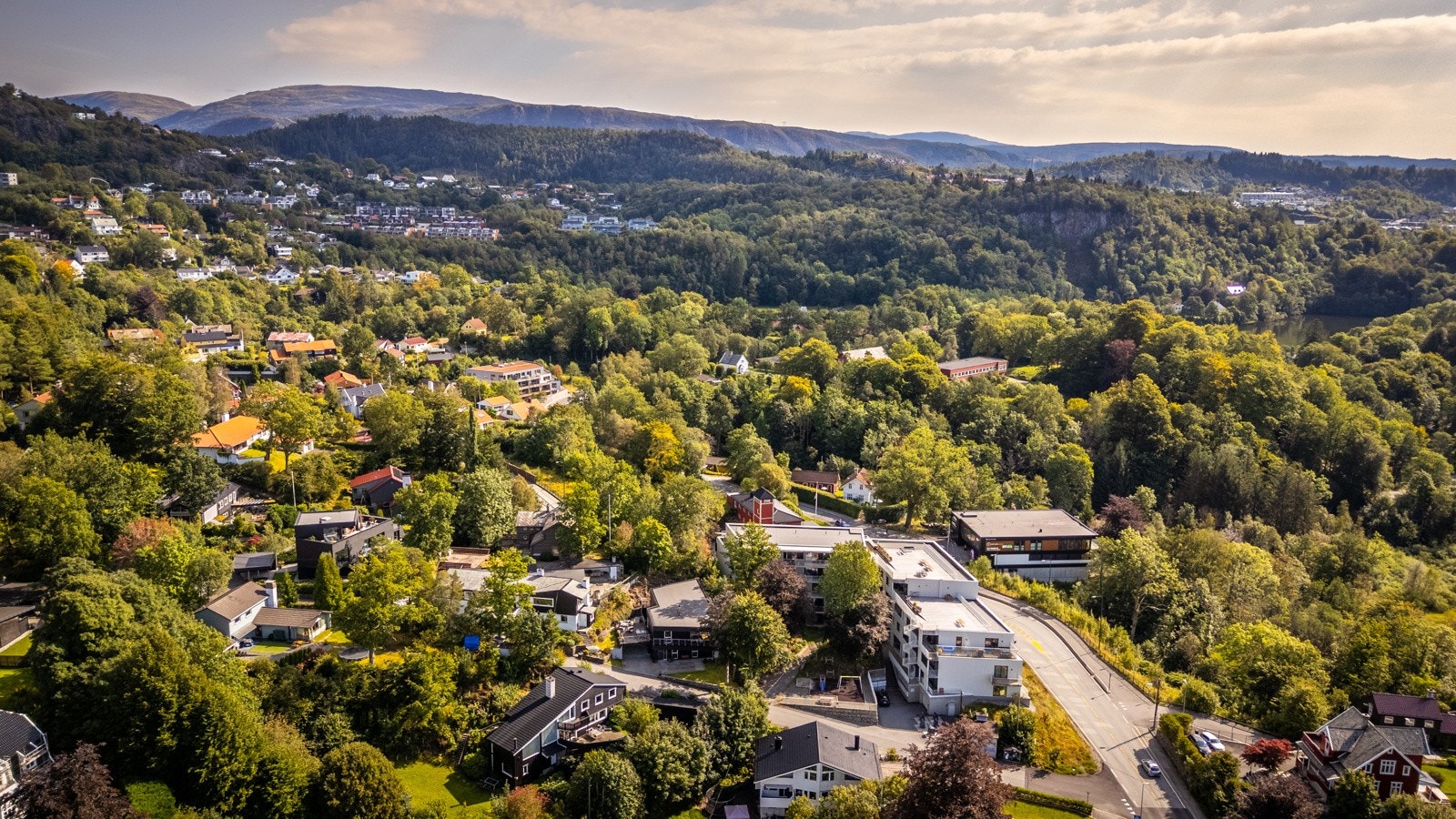 - Eikåsen ligger sentralt til på Paradis, i en barnevnnlig og rolig gate uten gjennomgangstrafikk - Galleribilde