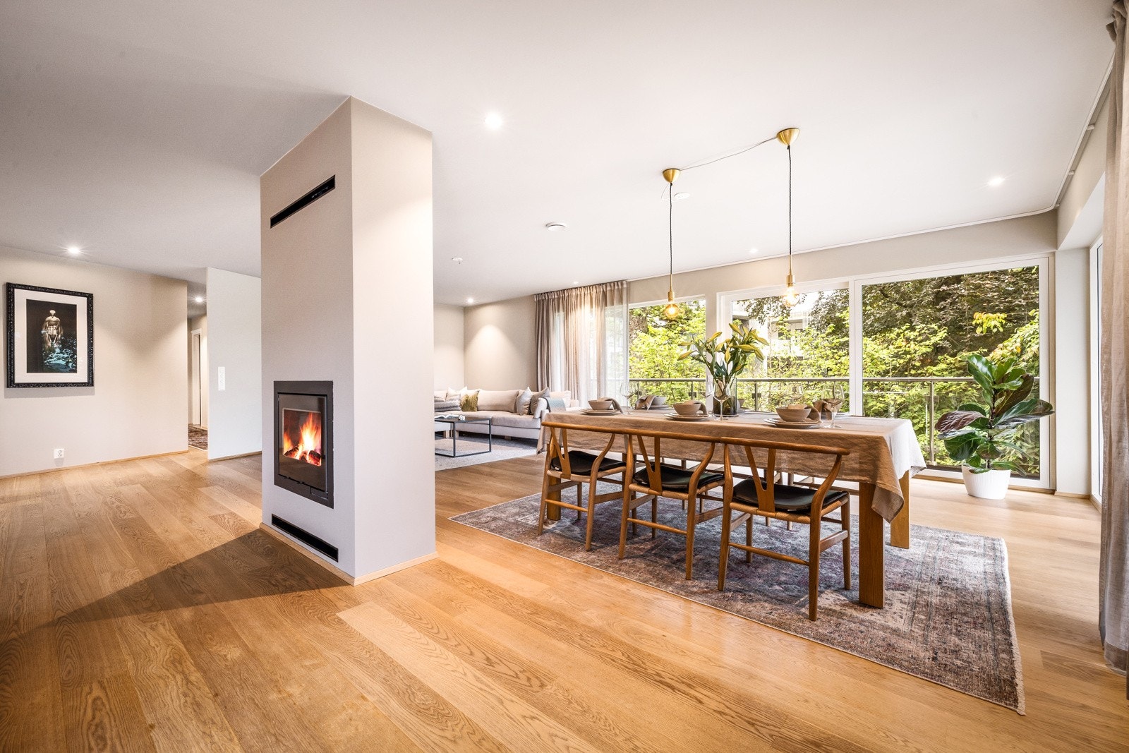 - Mellom kjøkken og stue finner man boligens lekre vedovn. Denne kan sees fra begge sider av rommet - Galleribilde