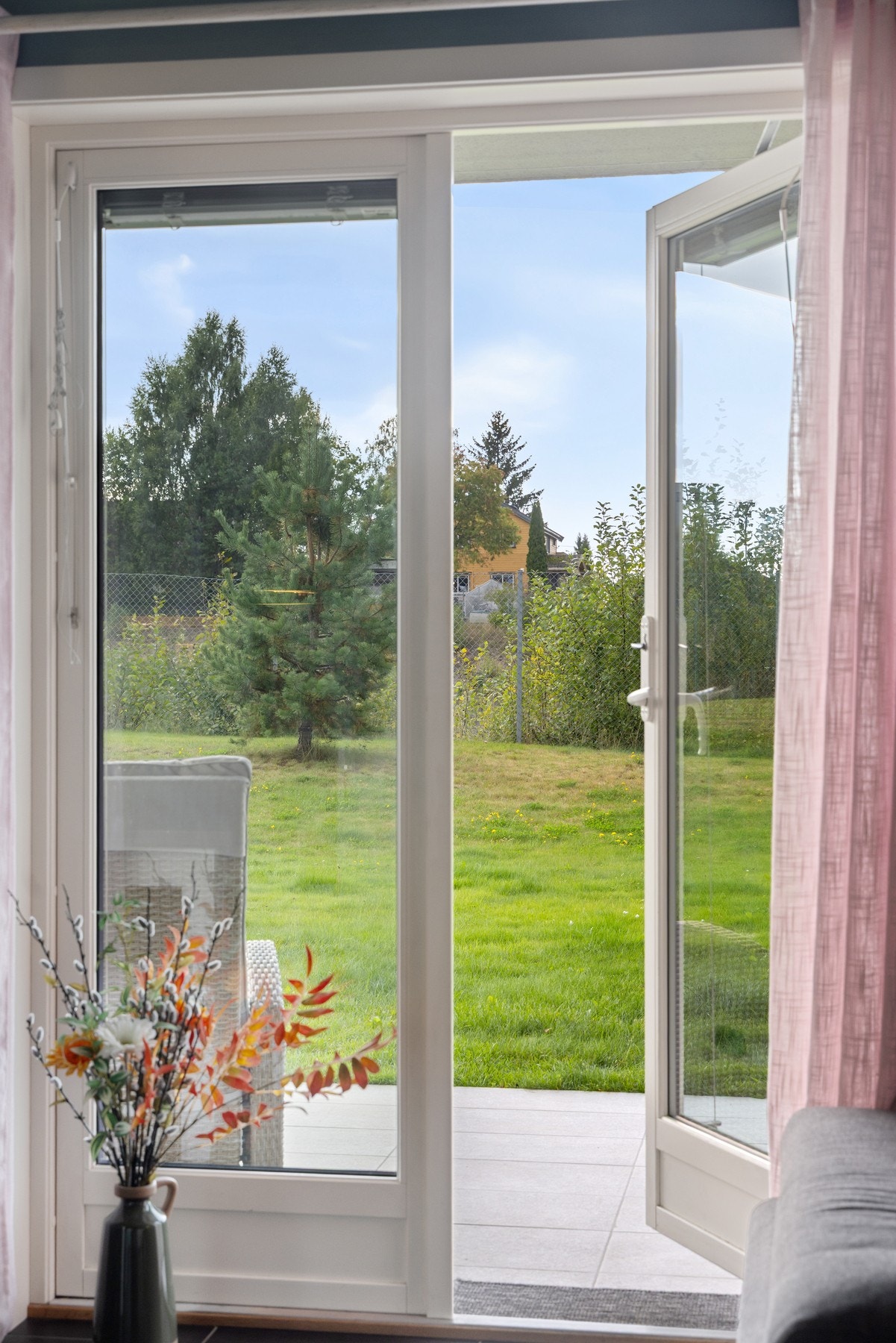 Fra stuen kommer du rett ut til den solrike markterrassen. Galleribilde