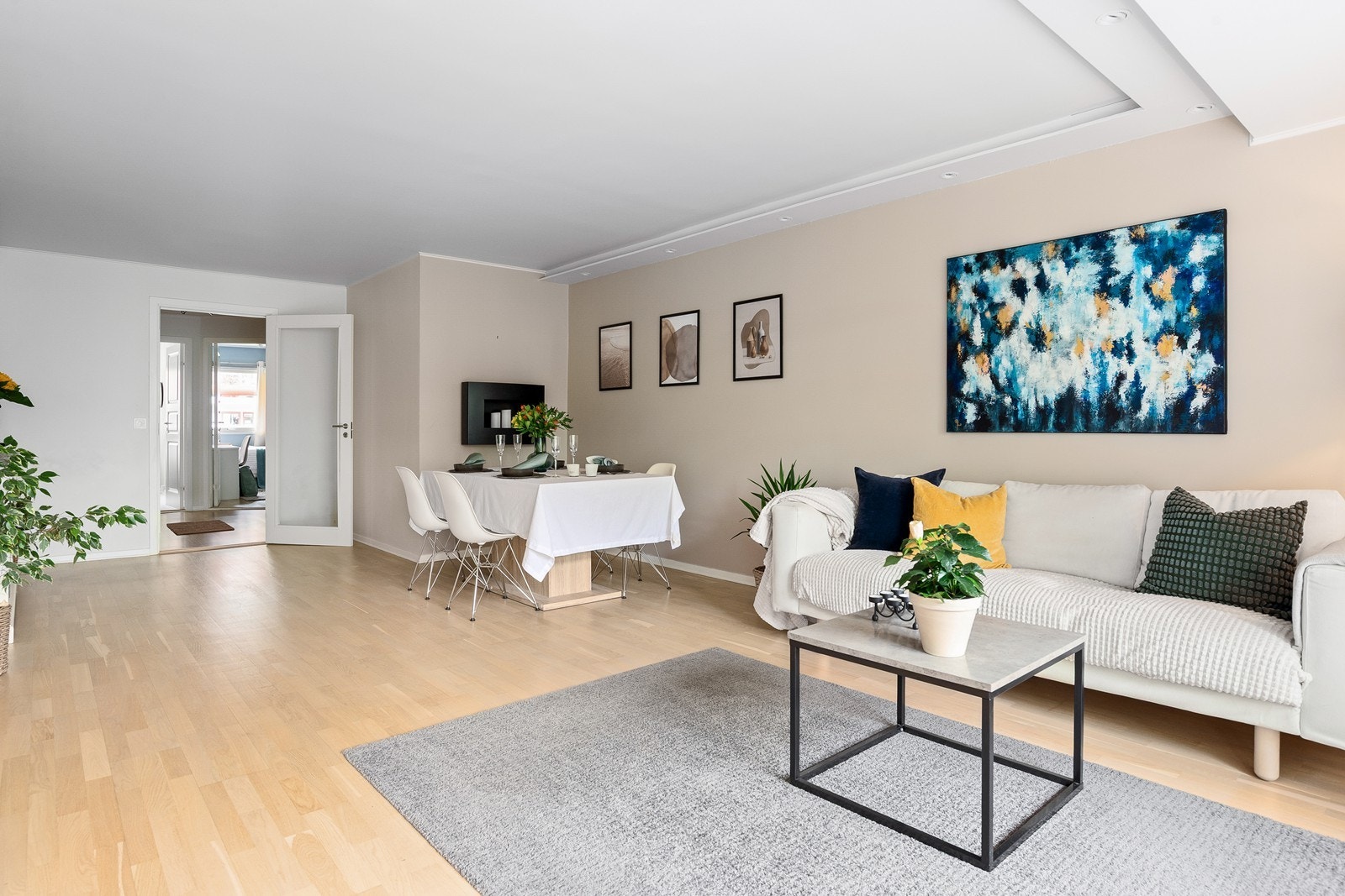 Stuen har langsgående downlights som er bygget inn i himlingen og gir en fin opplysning av rommet Galleribilde
