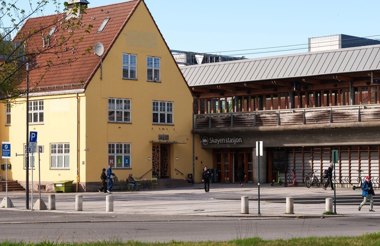 Skøyen stasjon med lokal- og flytog, buss, trikk og om noen år T-banestasjon Galleribilde