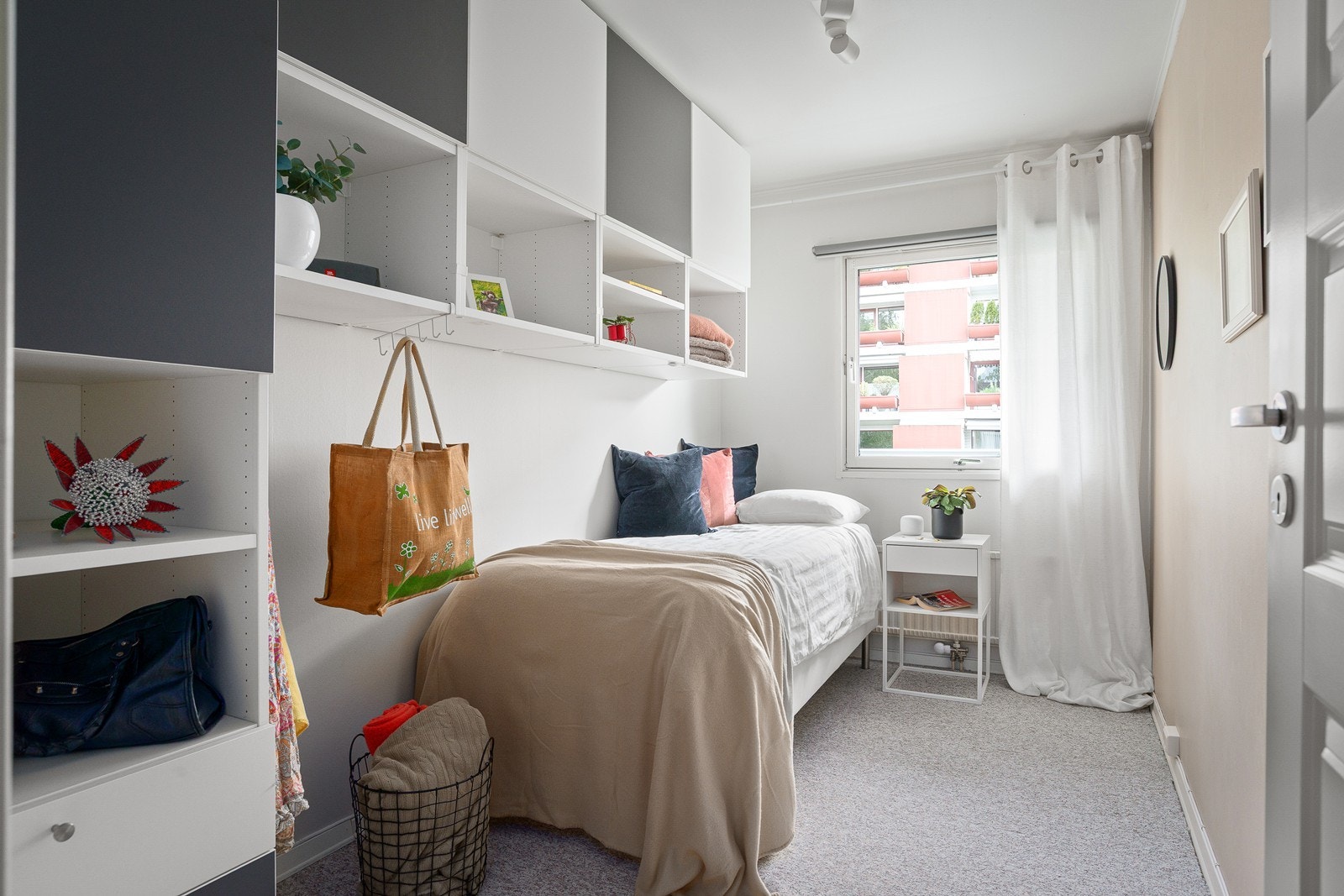 Soverom nr. 3 har vegghengt oppbevaring som følger med. Kan også fungere godt som kontor Galleribilde