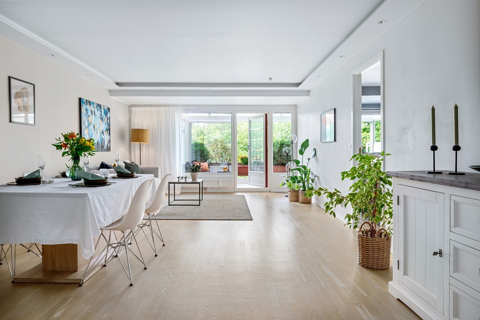 Stor og usjenert stue med utsikt mot det grønne og områdene rundt Galleribilde