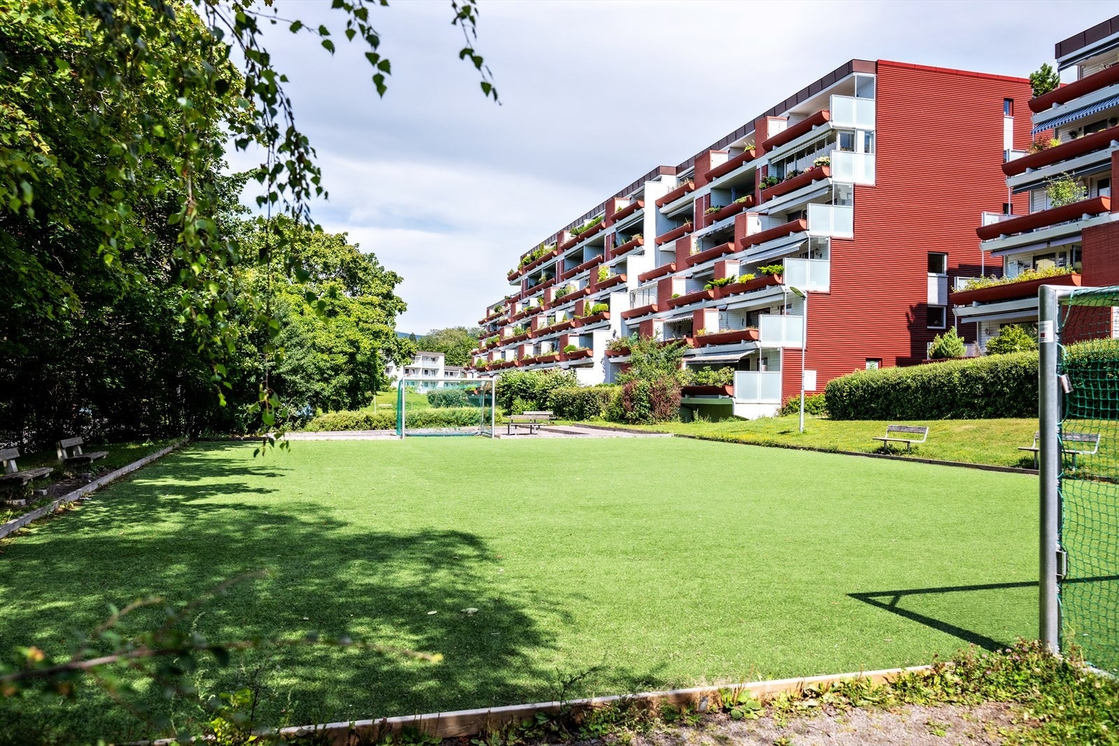 På tomten finnes det også en egen kunstgressbane Galleribilde