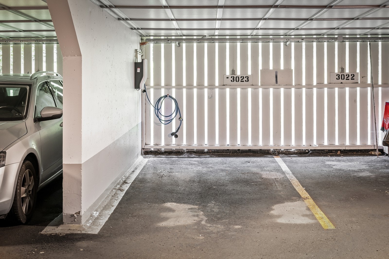 Det medfølger en garasjeplass med EL-lader. I tillegg er det innvendige gjesteparkeringsplasser i garasjeanlegget Galleribilde