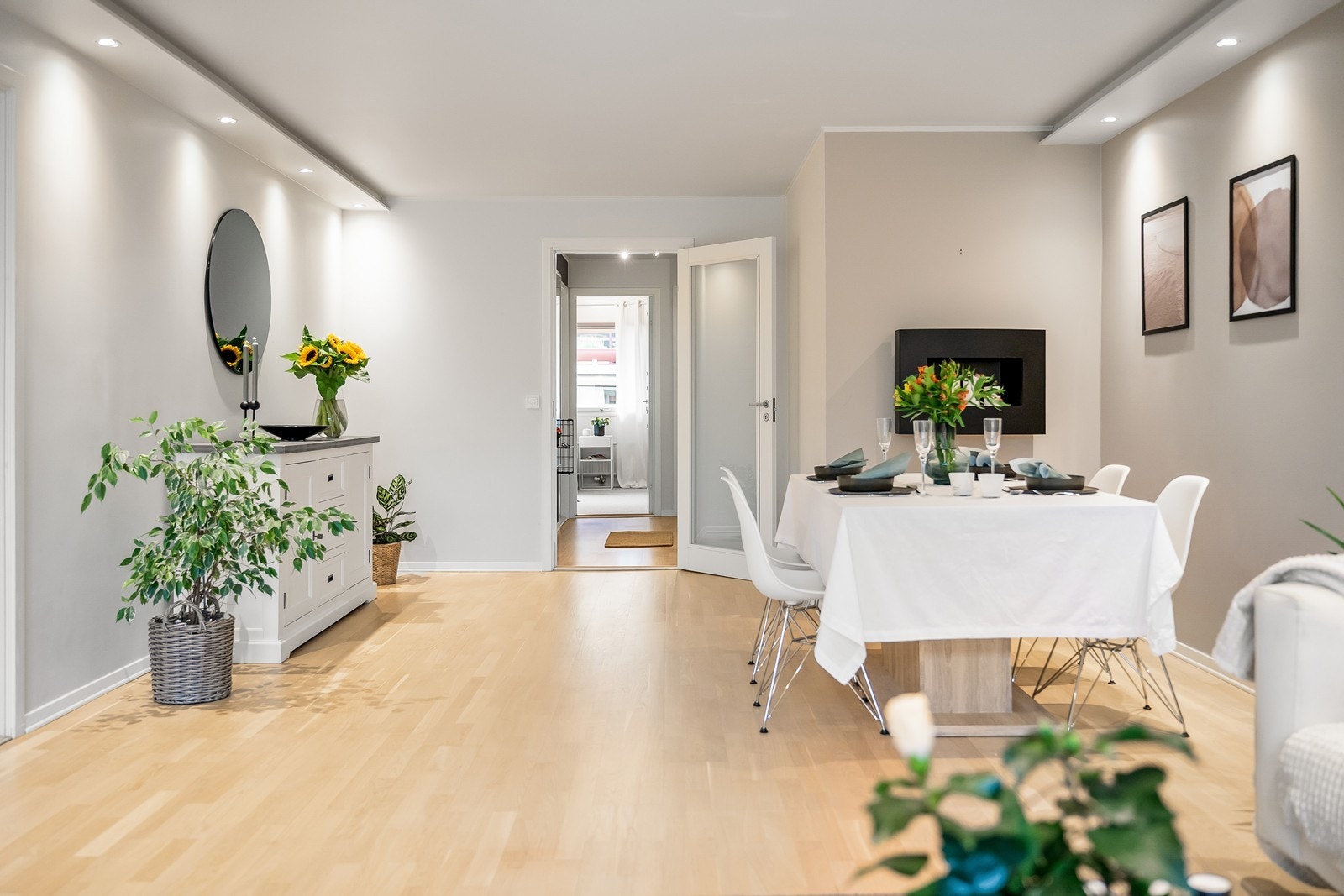 Stuen åpner for flere møbleringsmuligheter og det er plass til spisestue Galleribilde