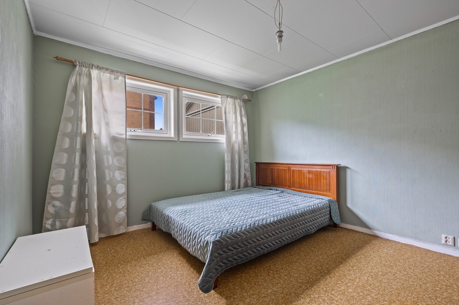 Hovedsoverommet er romslig og har plass til en dobbeltseng og garderobeløsning. Galleribilde