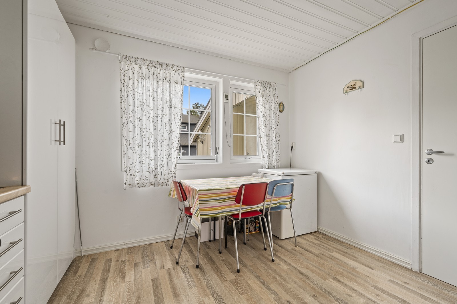 Rommet har plass til en hyggelig spiseplass ved vinduet. Galleribilde