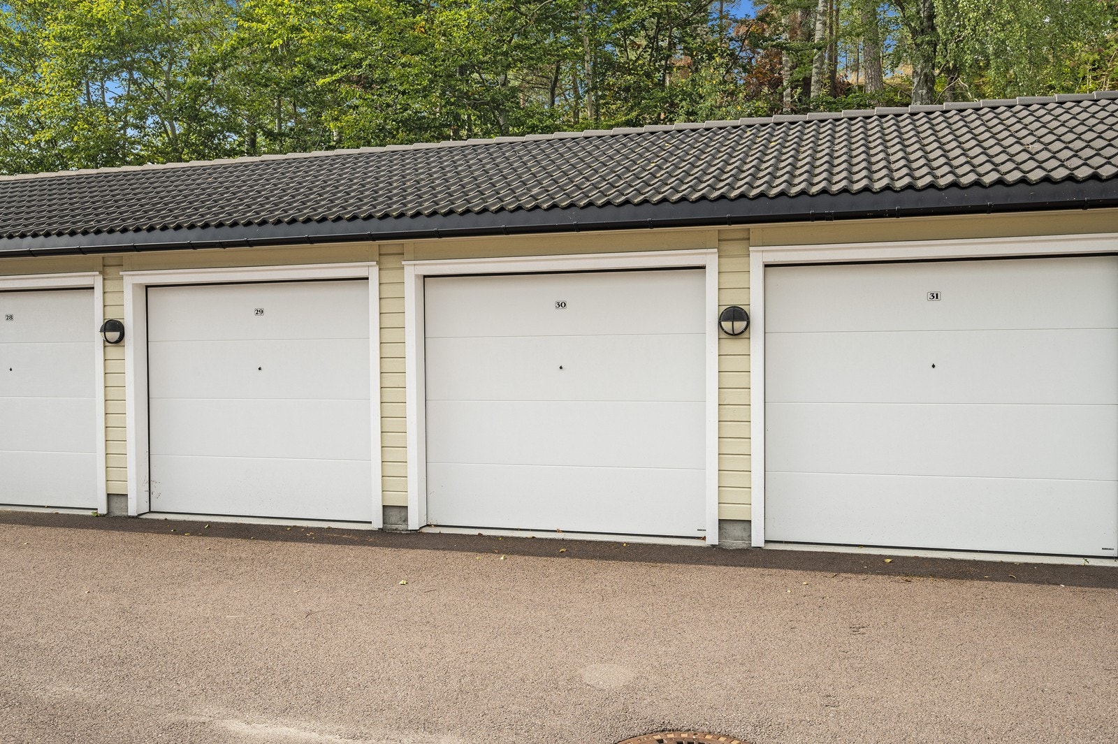 Det er tilgang til garasjeanlegg i fellesområdet. Galleribilde