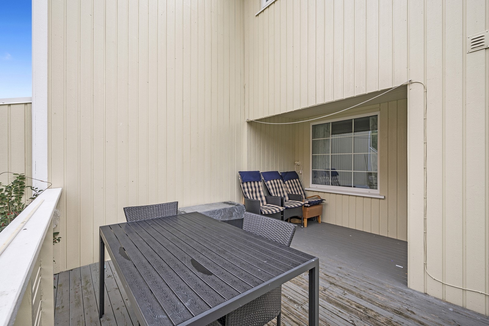 Terrassen er delvis overbygget, noe som gir ly for vær og vind. Galleribilde