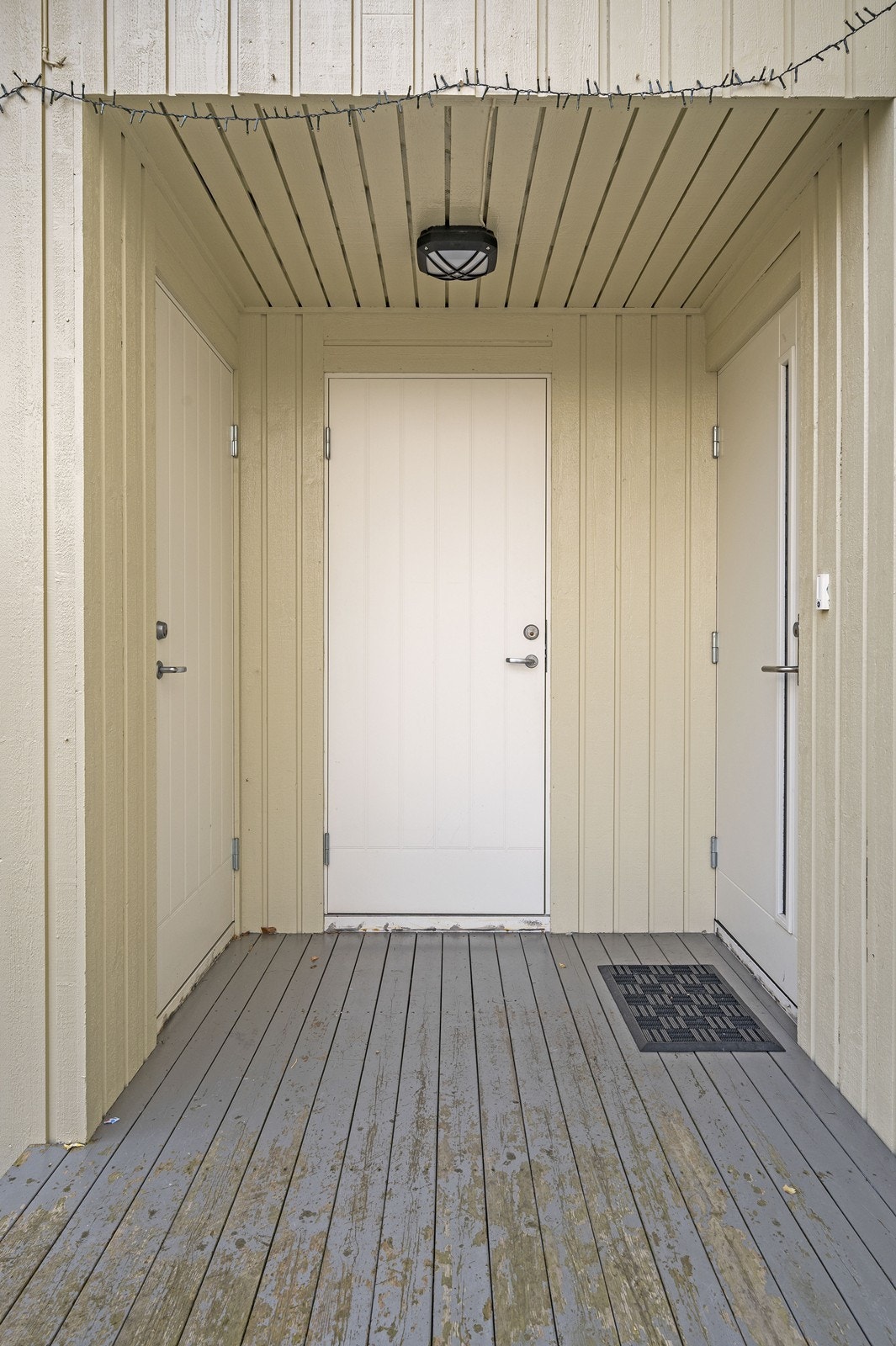 Inngangspartiet er overbygget og har adkomst til to praktiske, eksterne boder. Galleribilde