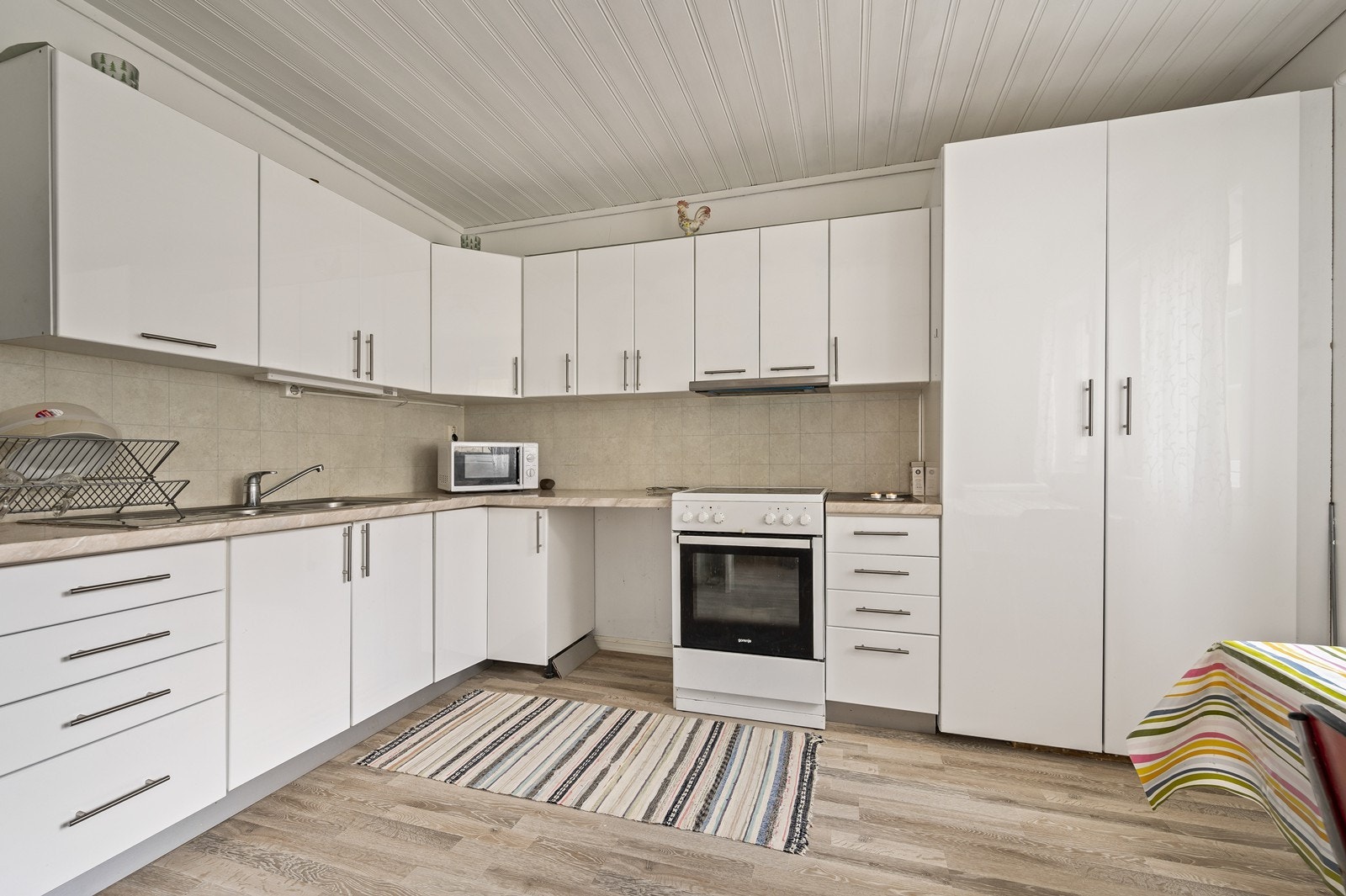 Kjøkkenet, pusset opp i 2018, har en praktisk L-form med god skap- og benkeplass. Galleribilde