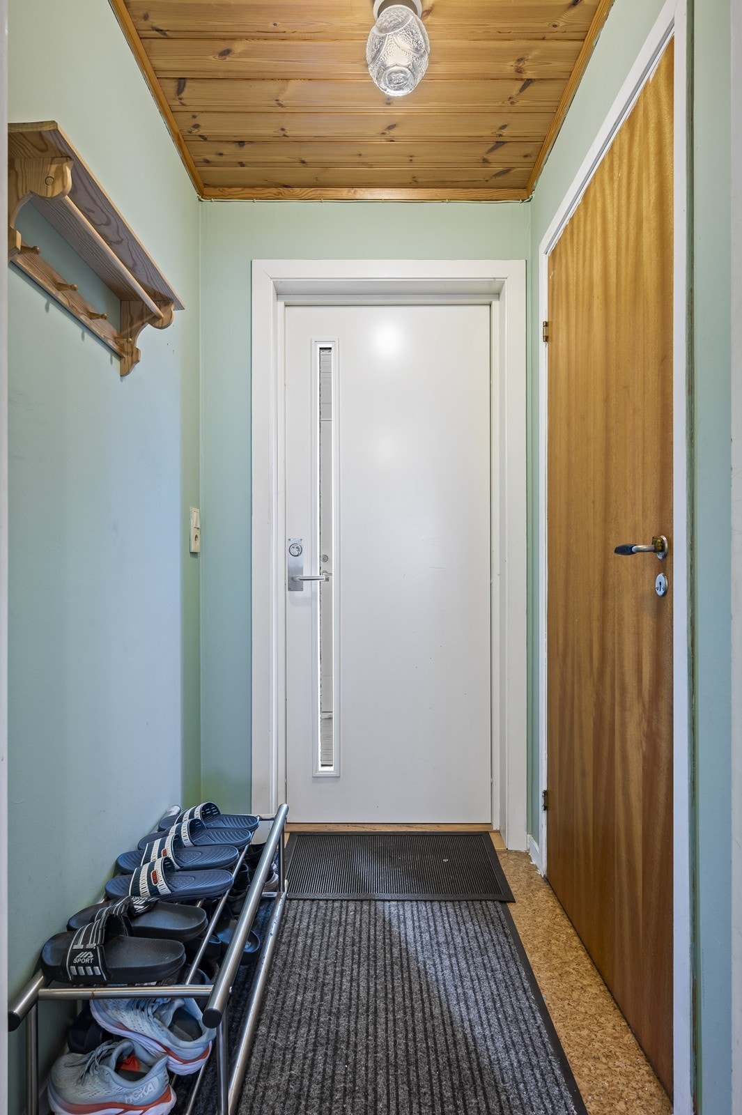 Velkommen inn i en lys entré som gir adkomst til toalettrommet og stuen. Galleribilde