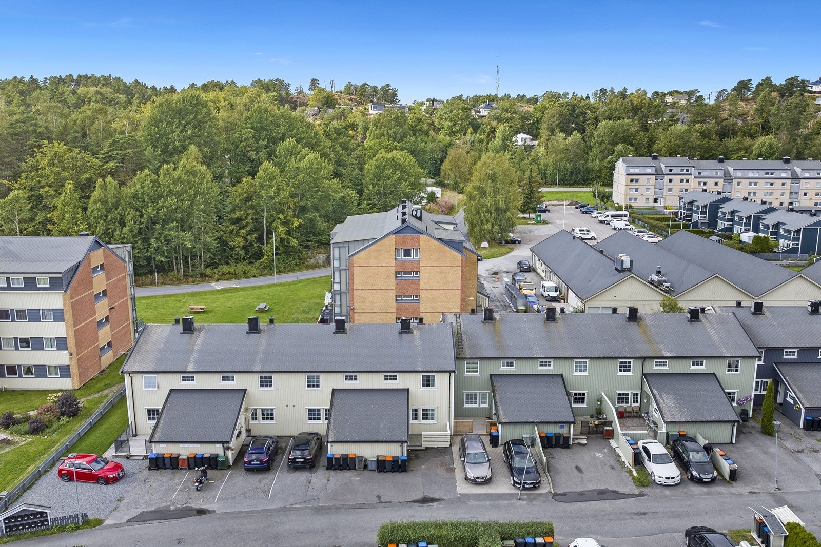 Boligen ligger i et trygt og veletablert område i Larvik, med en blanding av rekkehus og blokker. Galleribilde