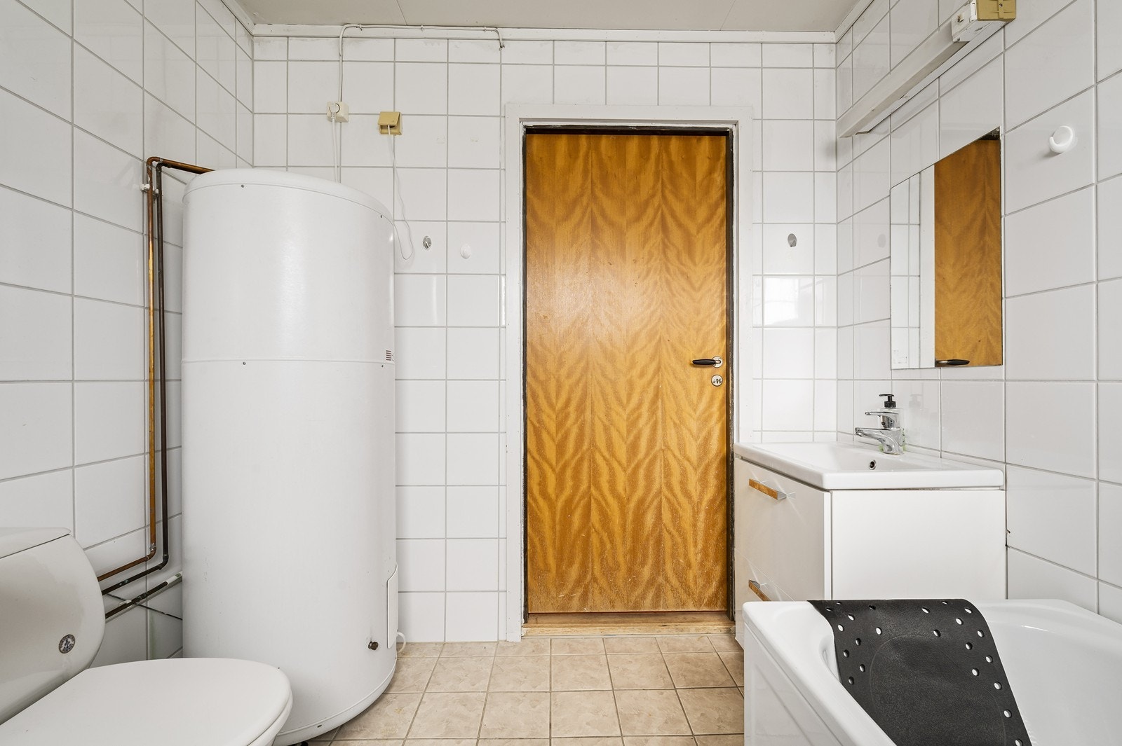 Her på badet er det varmekabler i gulvet, og rommet huser også varmtvannstanken på 300 liter. Galleribilde