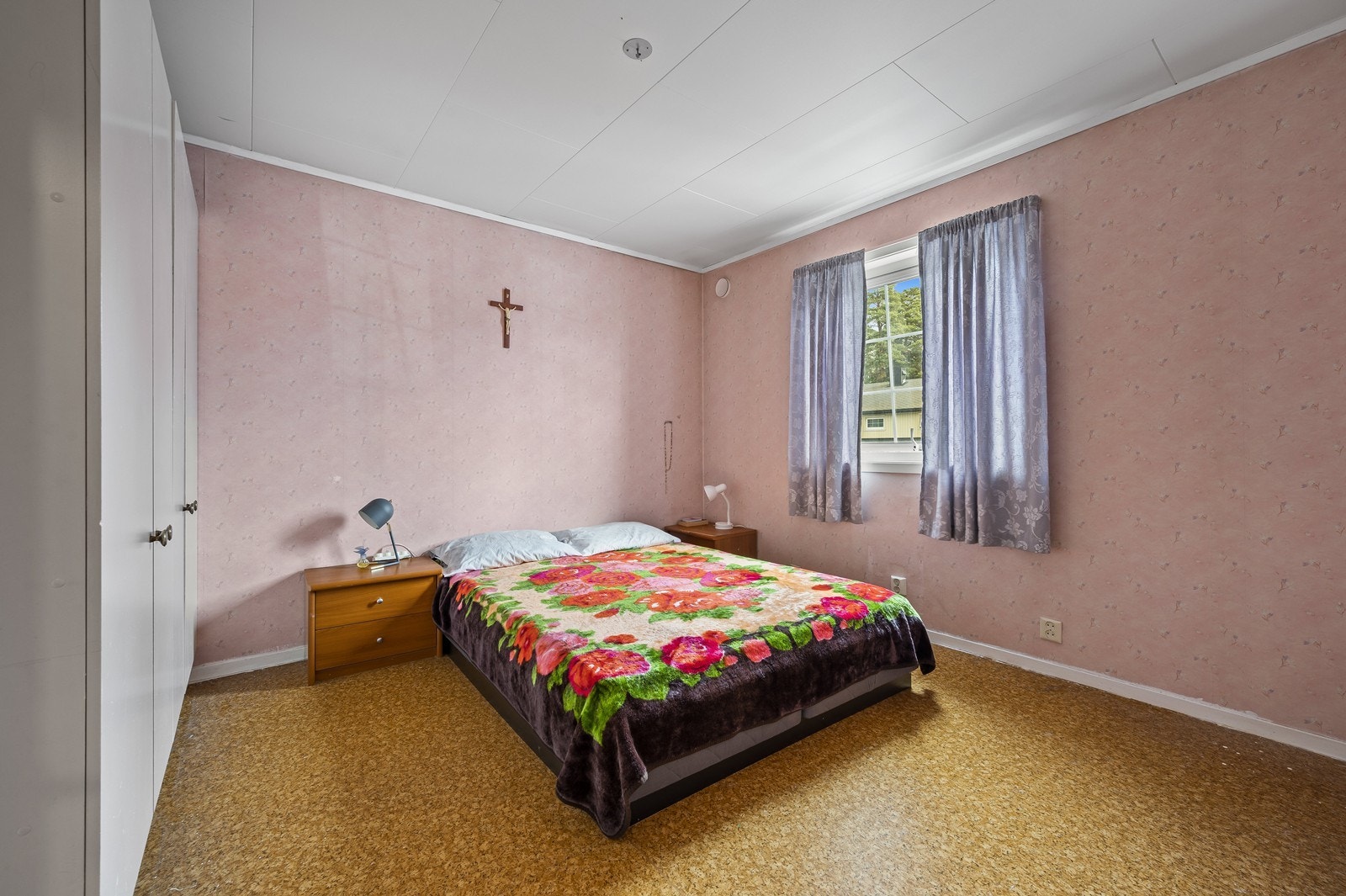 Vinduet gir naturlig lys, og rommet passer godt som barnerom eller gjesterom. Galleribilde