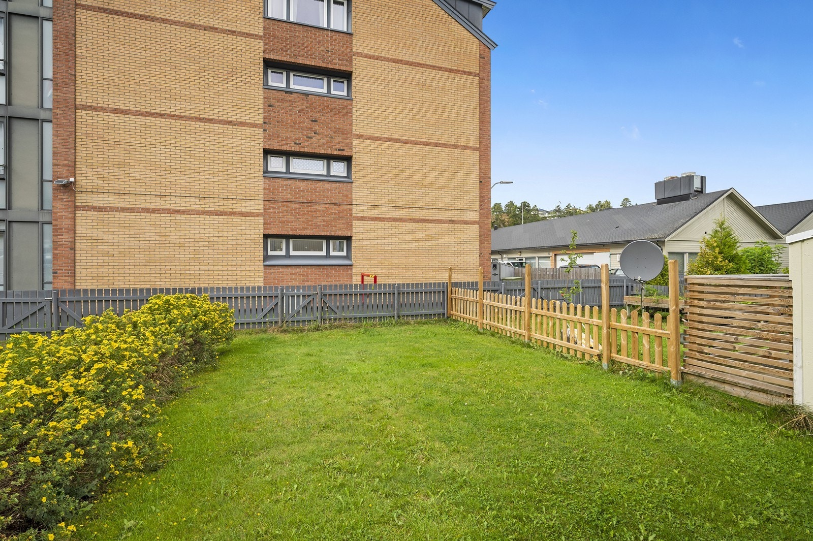 Uteområdet består av en plen som gir rom for lek og utendørsaktiviteter. Galleribilde