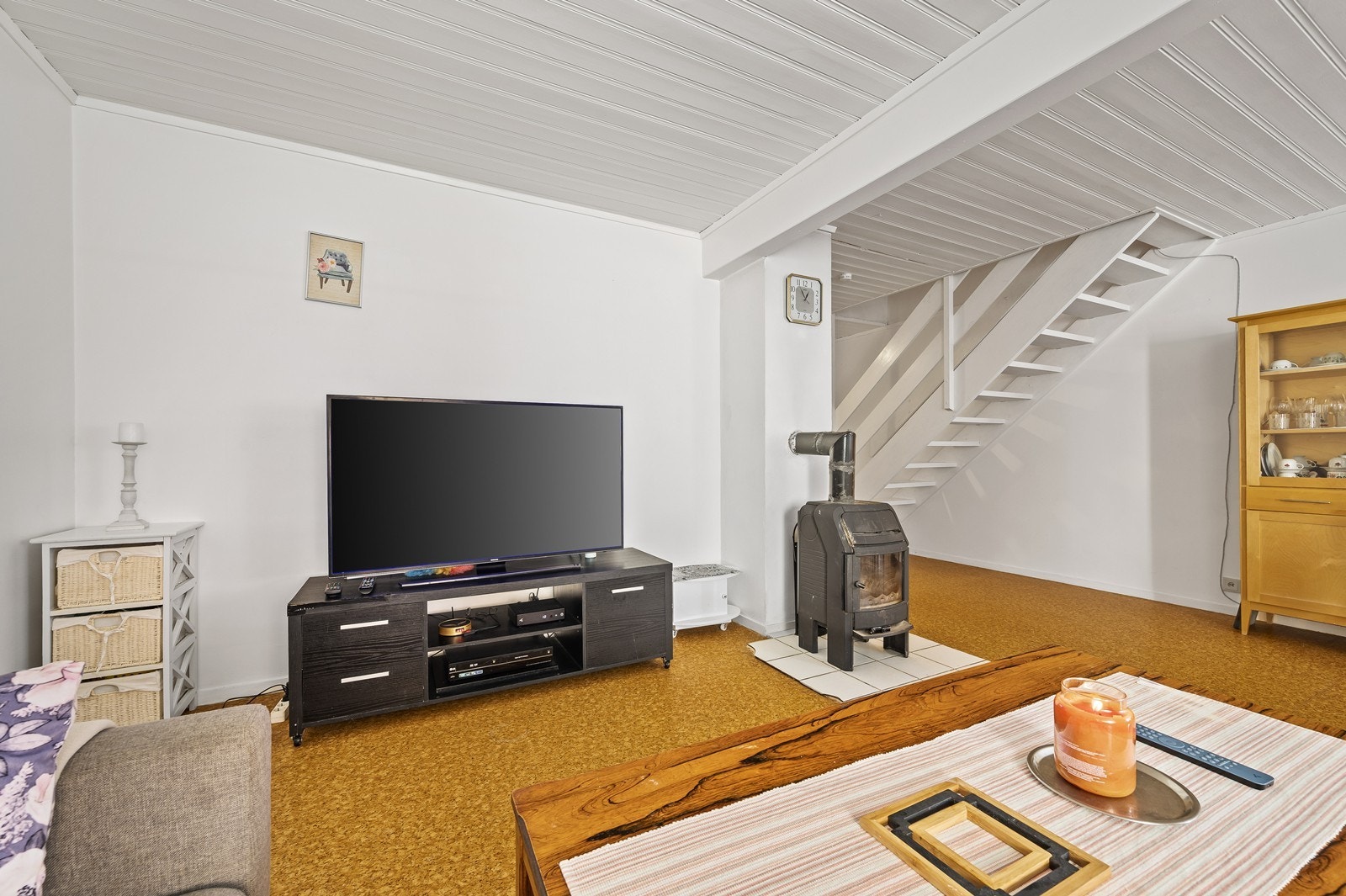 Den åpne løsningen gir en god romfølelse og binder sammen sonene i første etasje. Galleribilde