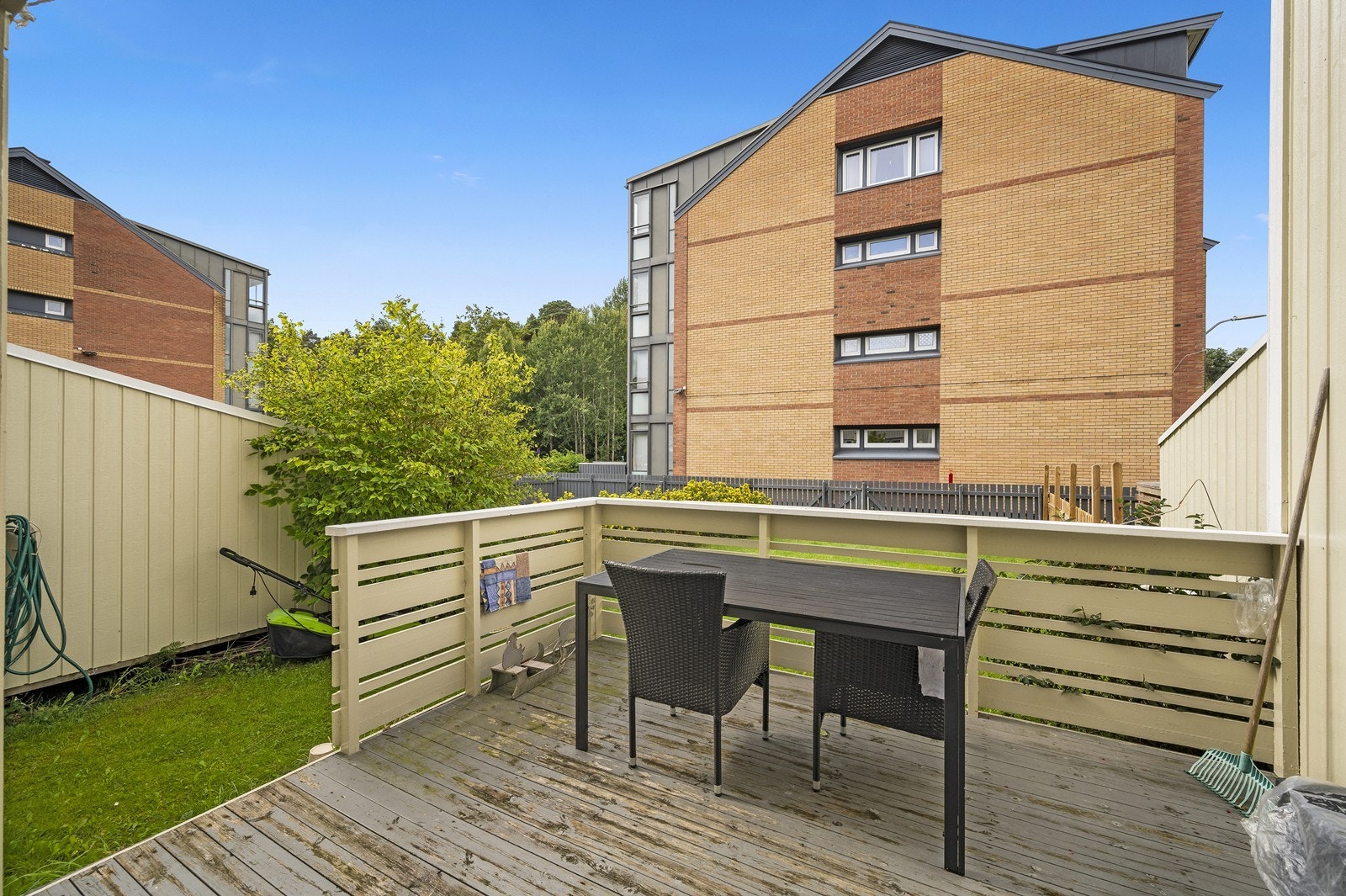 Fra stuen er det utgang til en terrasse på 14 m² med plass til en sittegruppe. Galleribilde