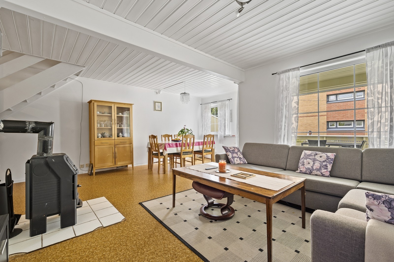 Den åpne løsningen gir en god flyt mellom stue og spiseplass. Galleribilde