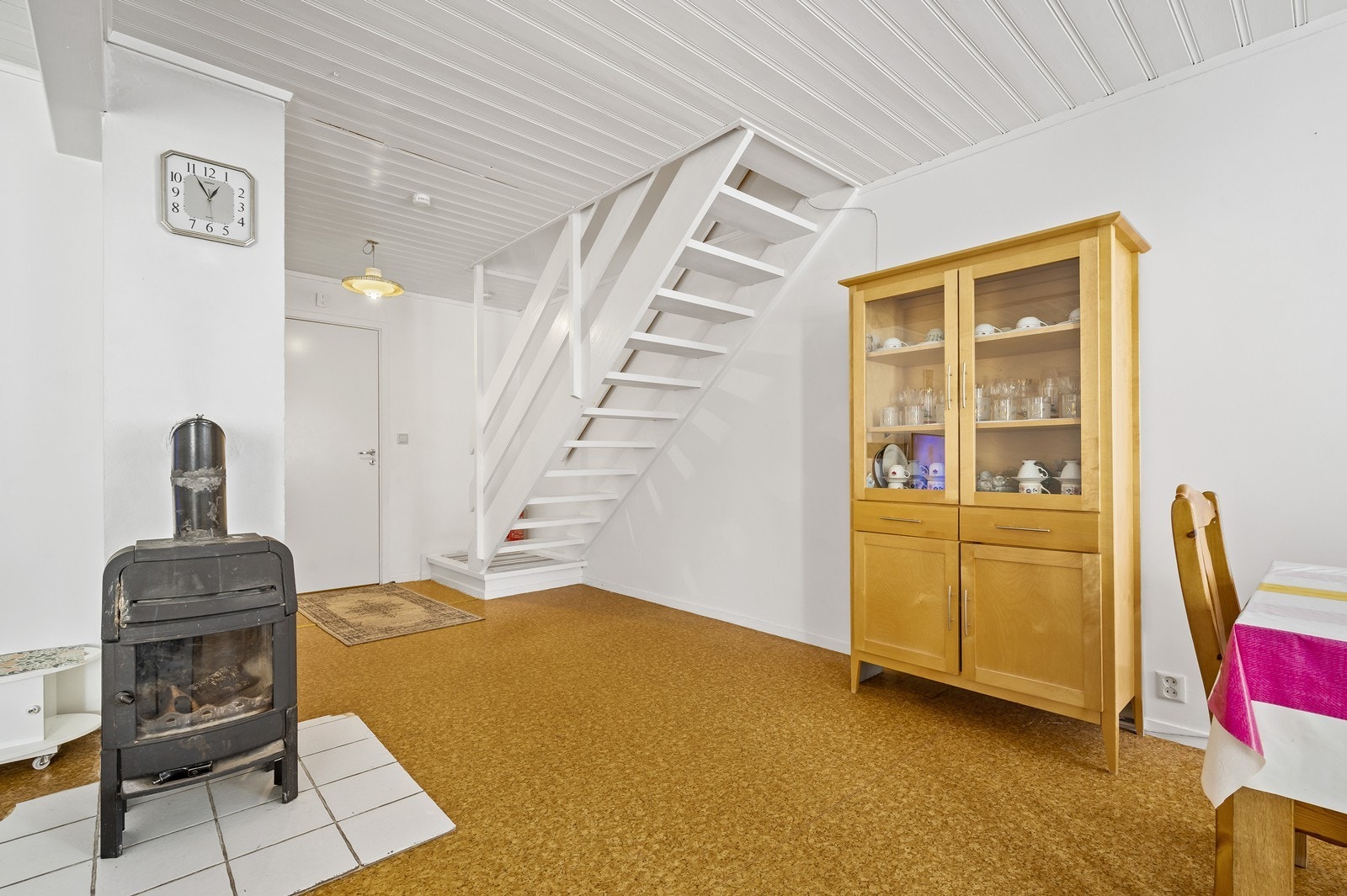 Den malte tretrappen forbinder boligens to etasjer på en funksjonell måte. Galleribilde