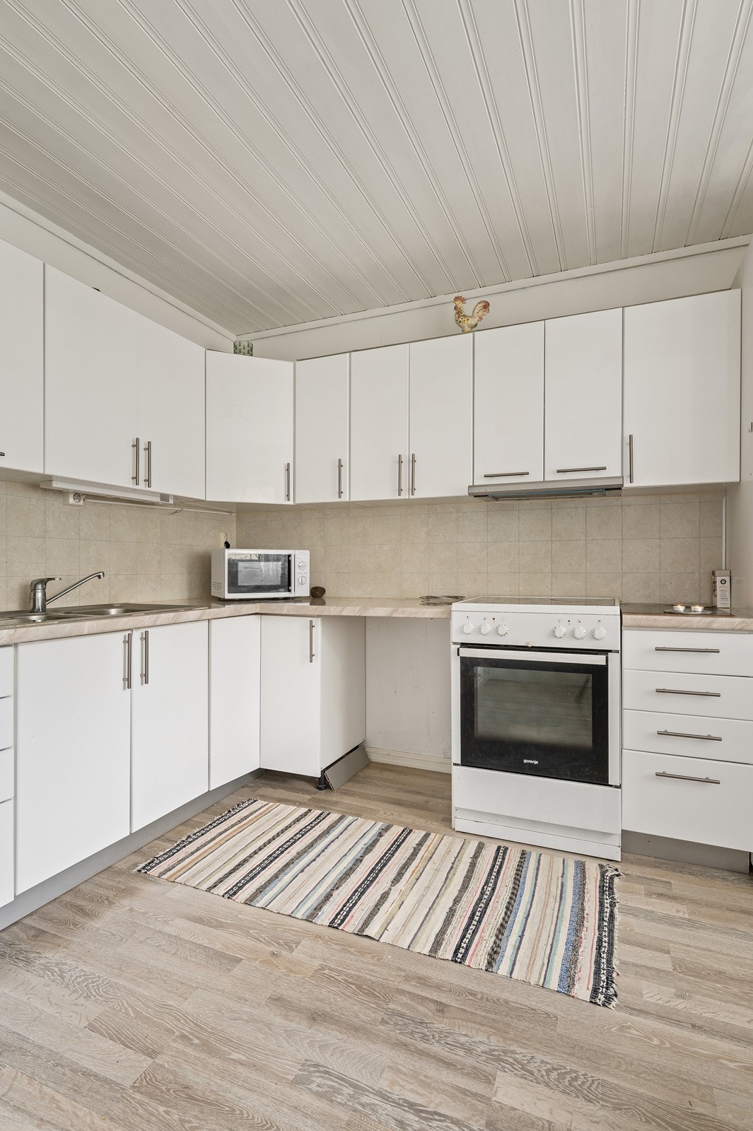 Kjøkkeninnredningen gir rikelig med lagringsplass i både over- og underskap. Galleribilde