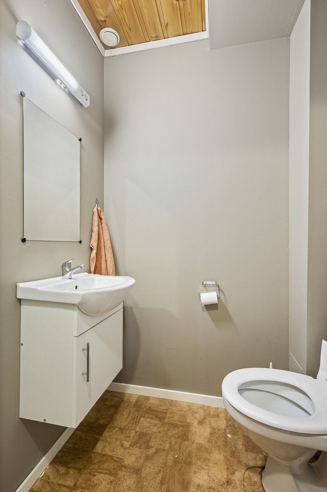 I første etasje finnes et praktisk toalettrom innredet med servant og toalett. Galleribilde