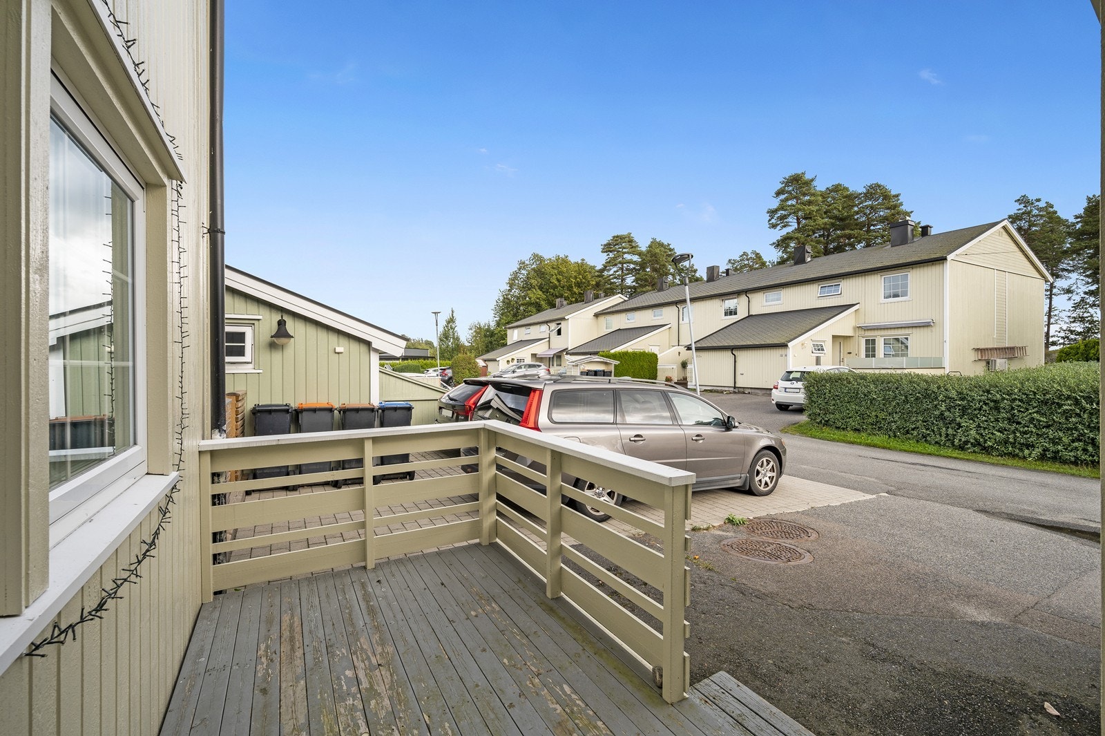 Ved inngangspartiet er det en platting på 8 m², som gir en hyggelig velkomst. Galleribilde