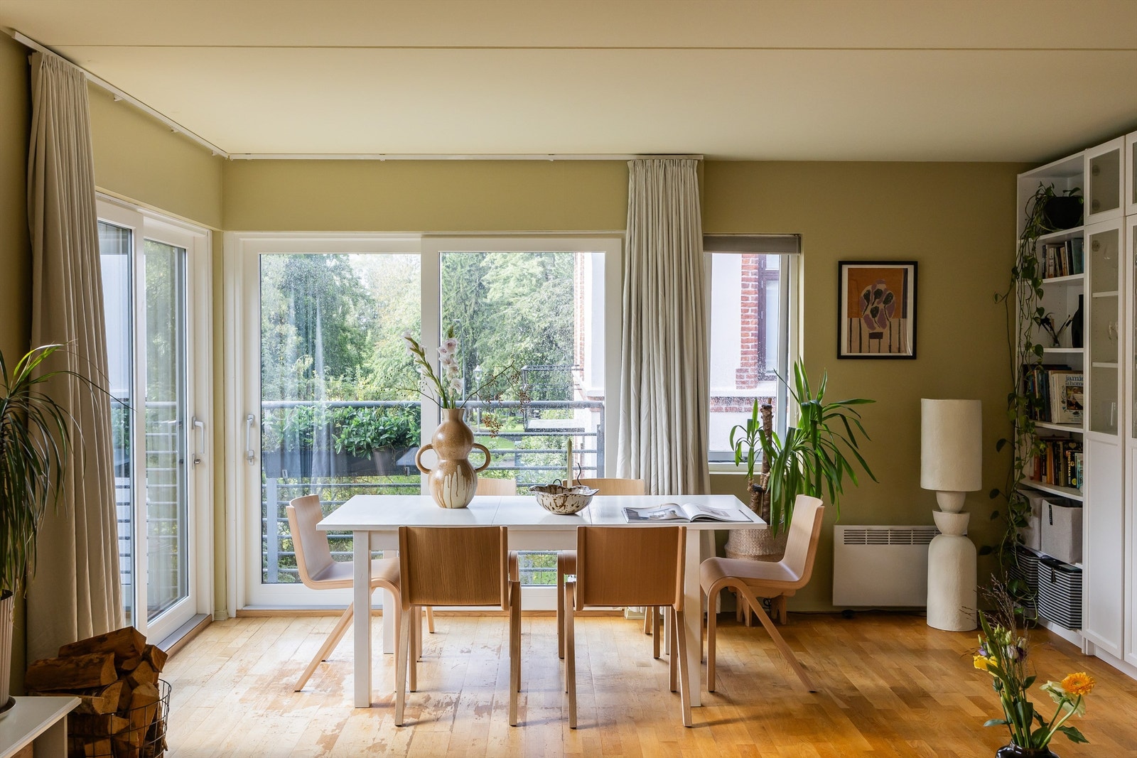 Stuen er stor og har naturlig plass til spisebordet. Galleribilde
