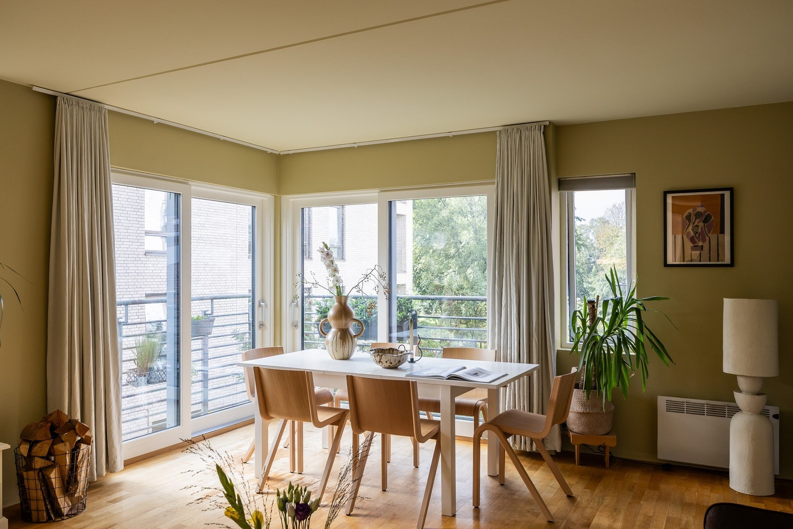 Store vinduer slipper inn rikelig med naturlig lys og skaper en lys og luftig atmosfære. Galleribilde