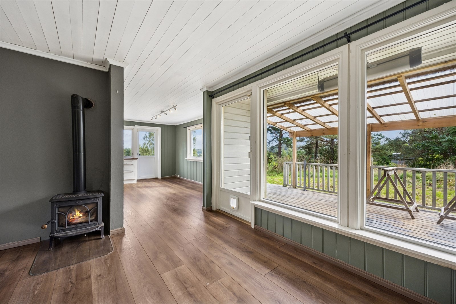 Åpen løsning mellom stue og spisestue/kjøkken. Galleribilde