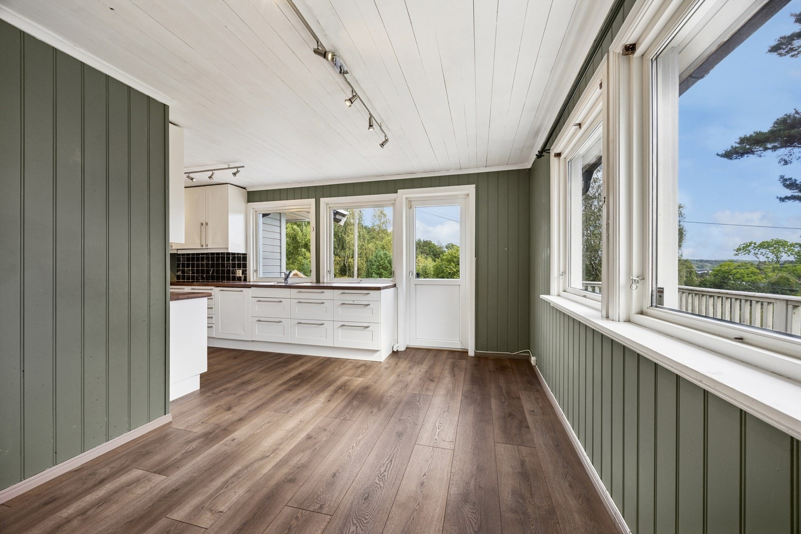 Romslig spisestue med åpen løsning mot kjøkken. Galleribilde