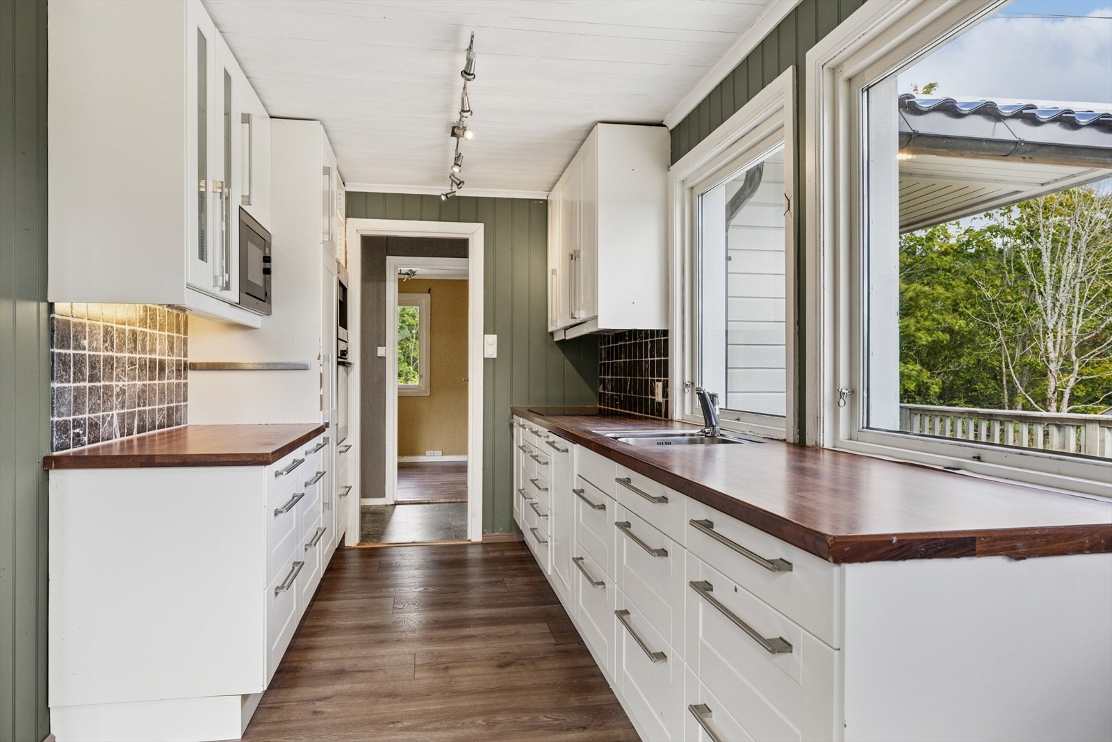 Kjøkkeninnredning her rikelig med arbeidsplass og skuffer/skap. Galleribilde