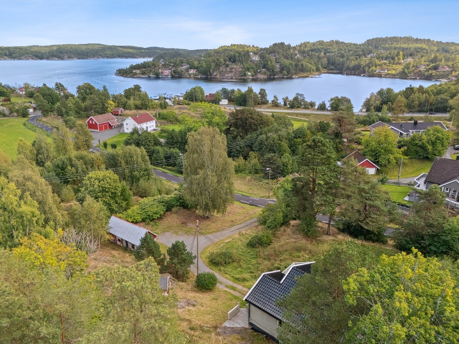 Heldal er et populært boligområde ca. 3 km fra Lillesand sentrum. Det er kort avstand til sjøen og flotte turområder. Galleribilde