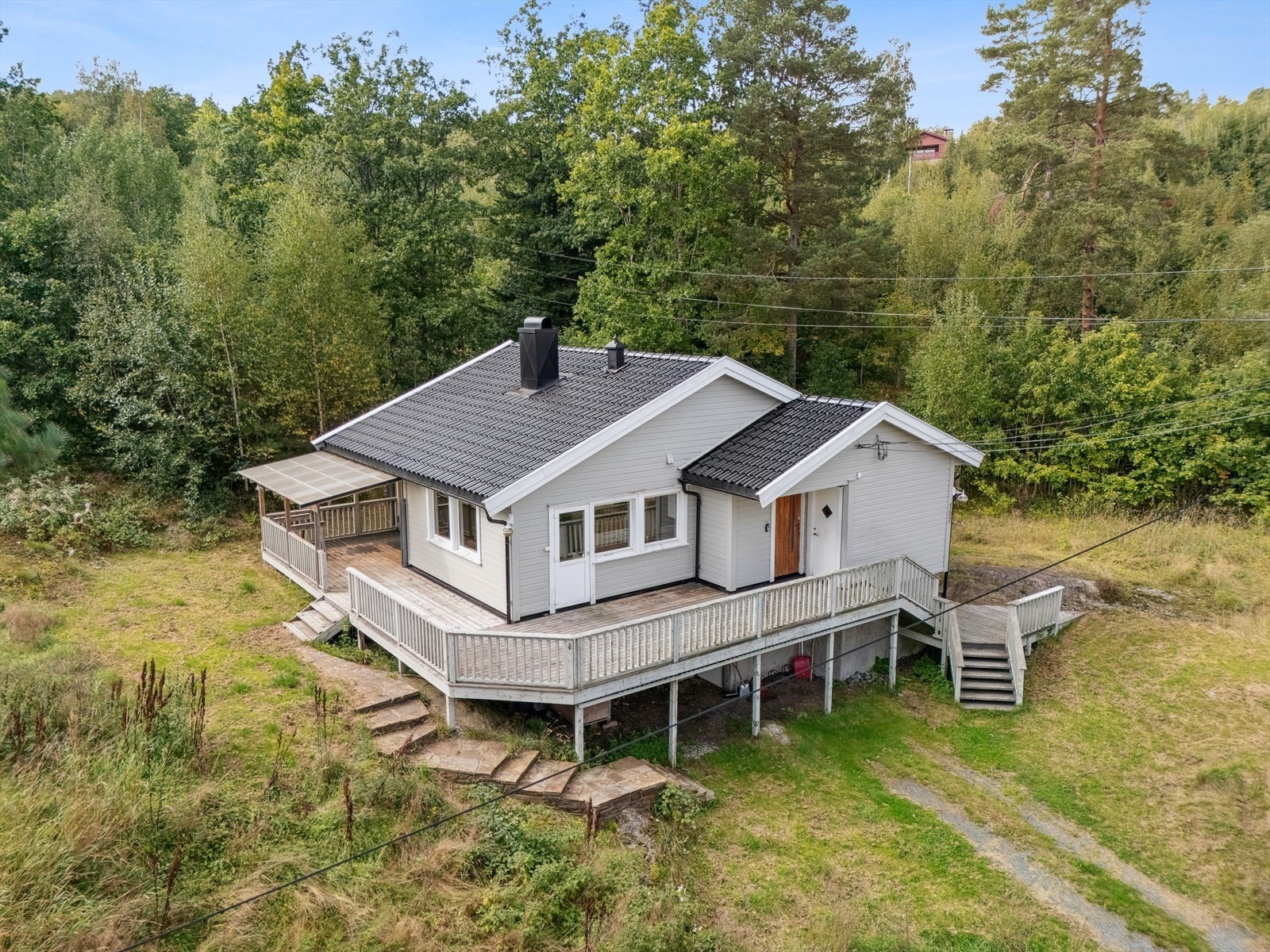 Eiendommen ligger usjenert til på stor tomt. Galleribilde