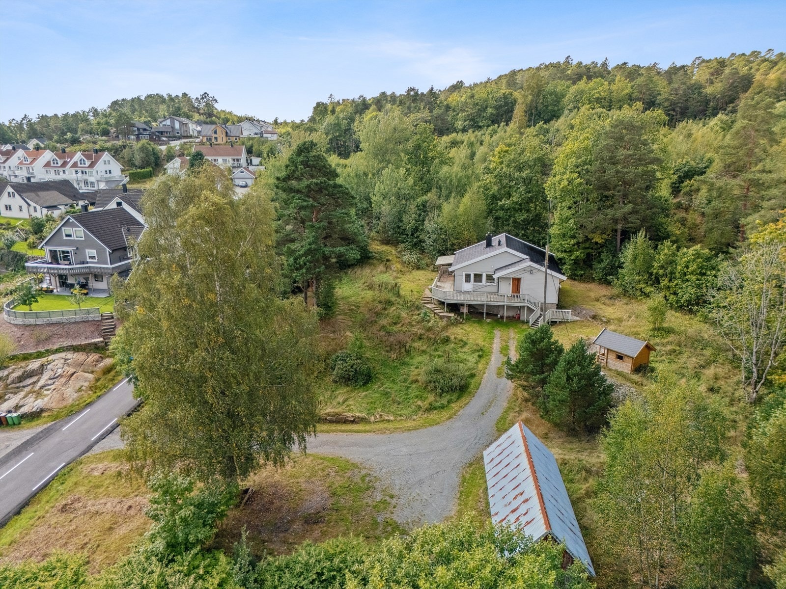 Velkommen til Gamleveien 157! Enebolig beliggende på usjenert tomt som ligger høyt og fritt. Galleribilde