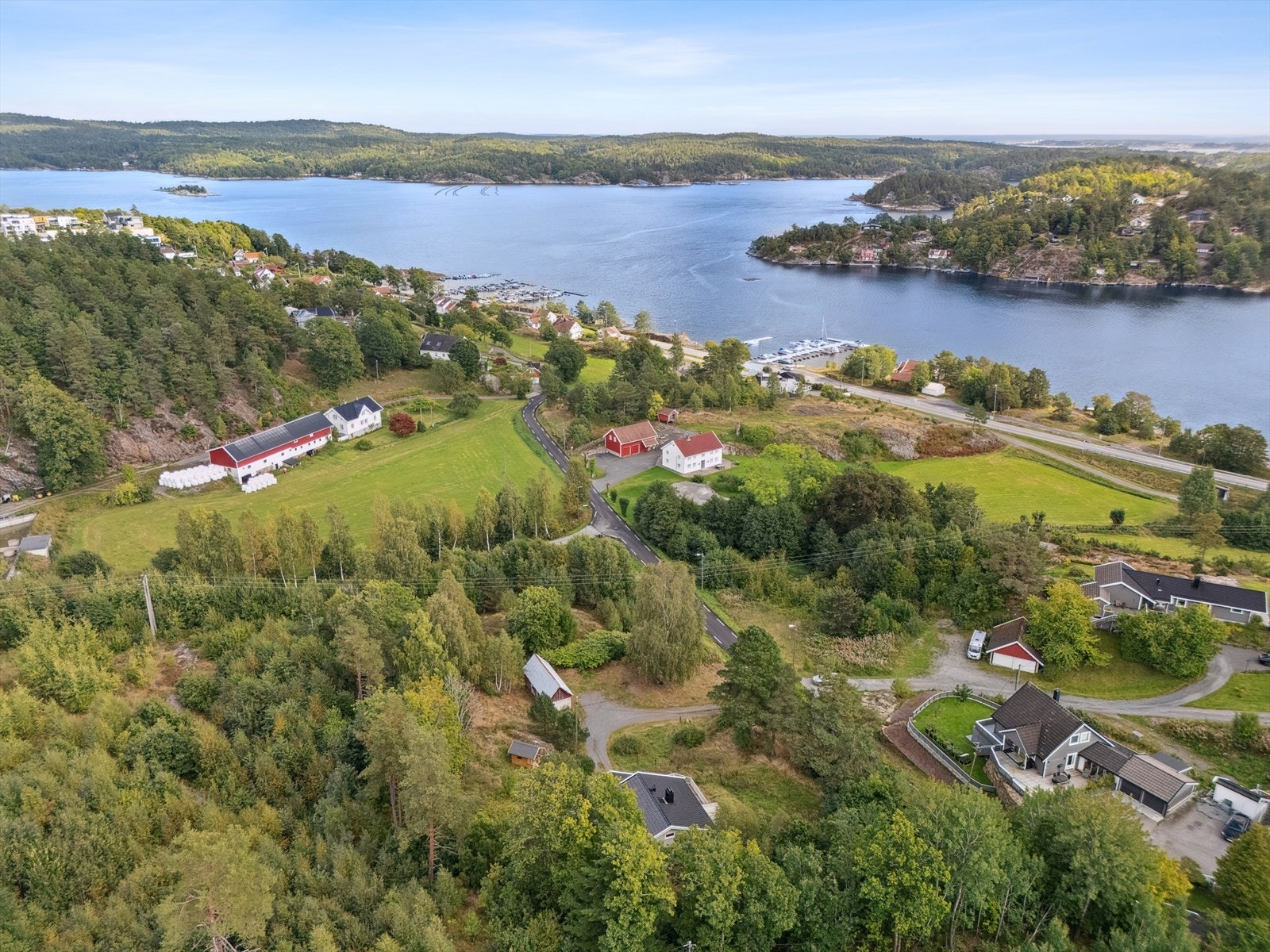 Det er kort avstand til sjøen og båthavn Galleribilde