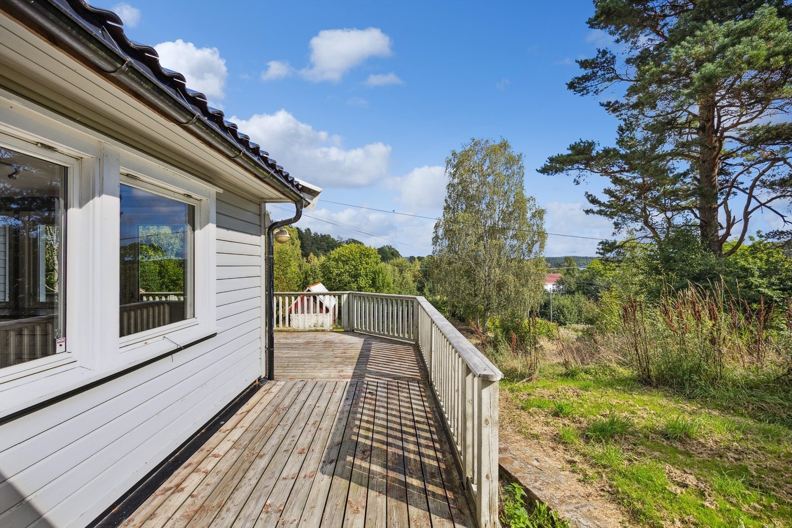 Stor terrasse på østsiden av boligen. Galleribilde