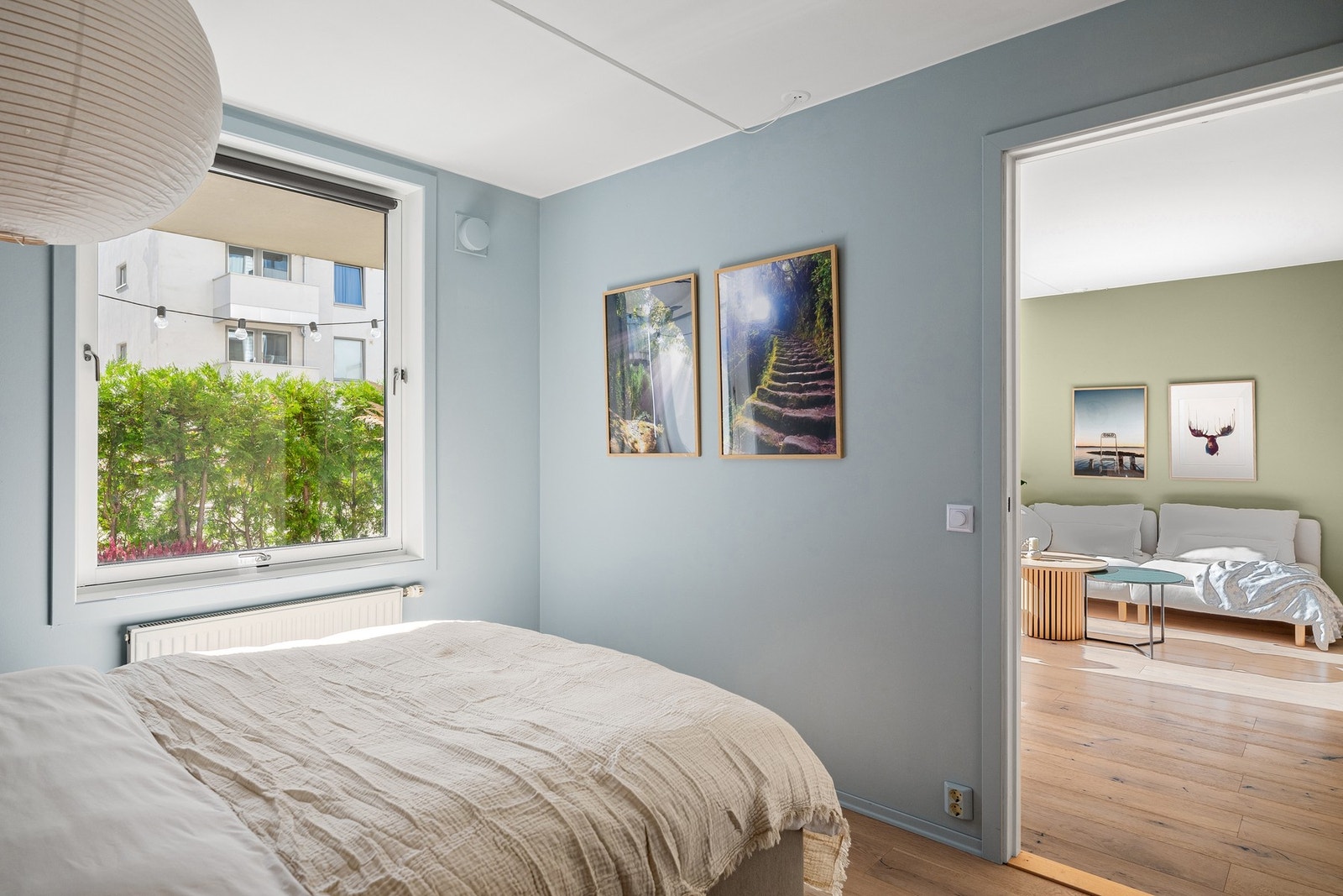 Soverom vendt mot privat uteplass. Galleribilde