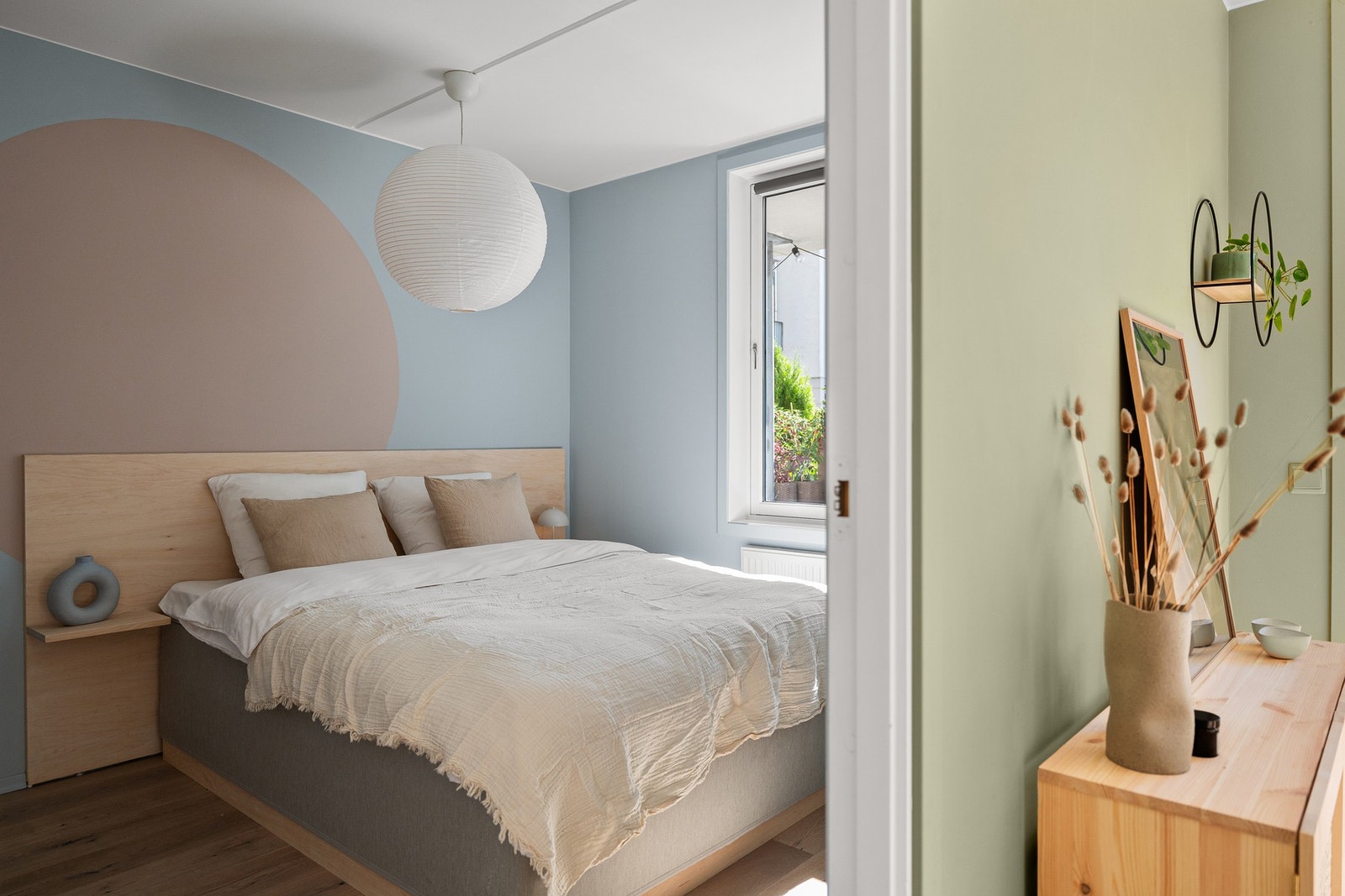 Soverom vendt mot privat uteplass. Galleribilde