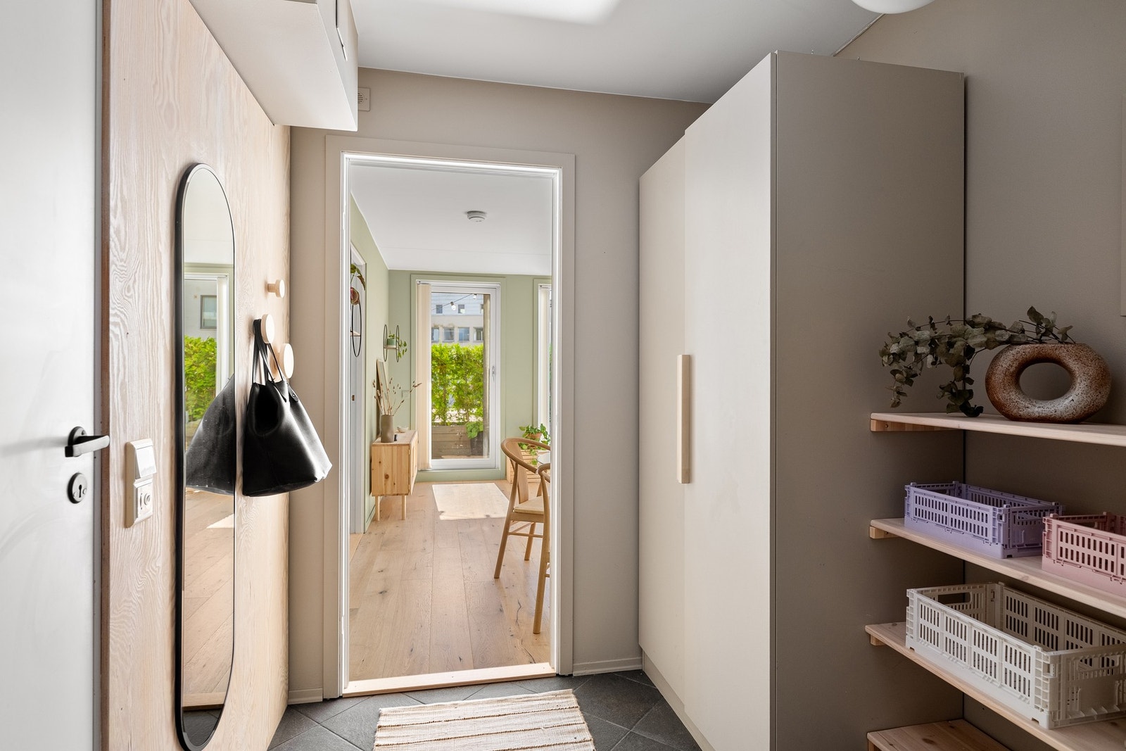 Entré med rikelig skap- og hylleplass. Galleribilde