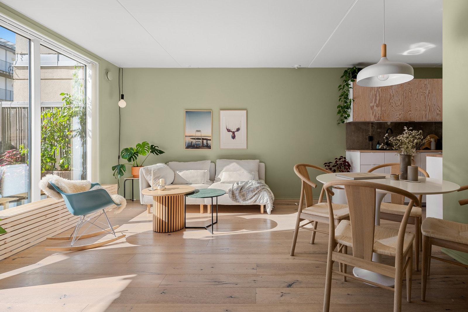 Leiligheten er malt i tidsriktige, delikate farger. Galleribilde