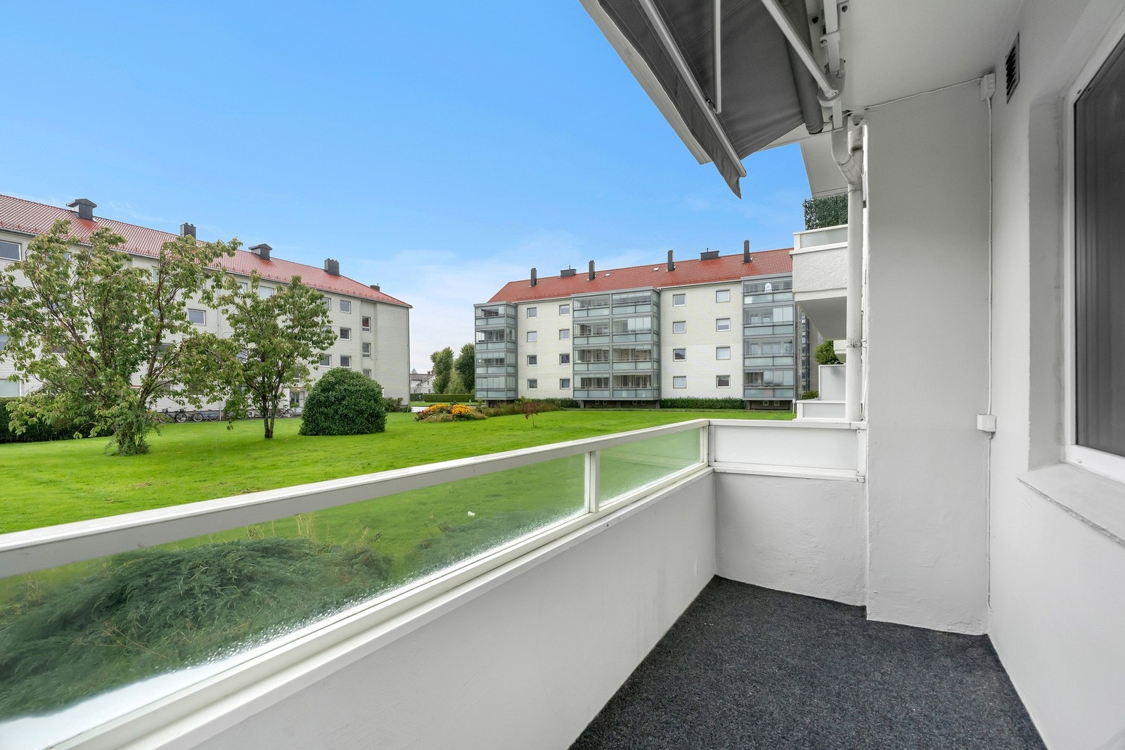 Vestvendt balkong med gode solforhold. Galleribilde